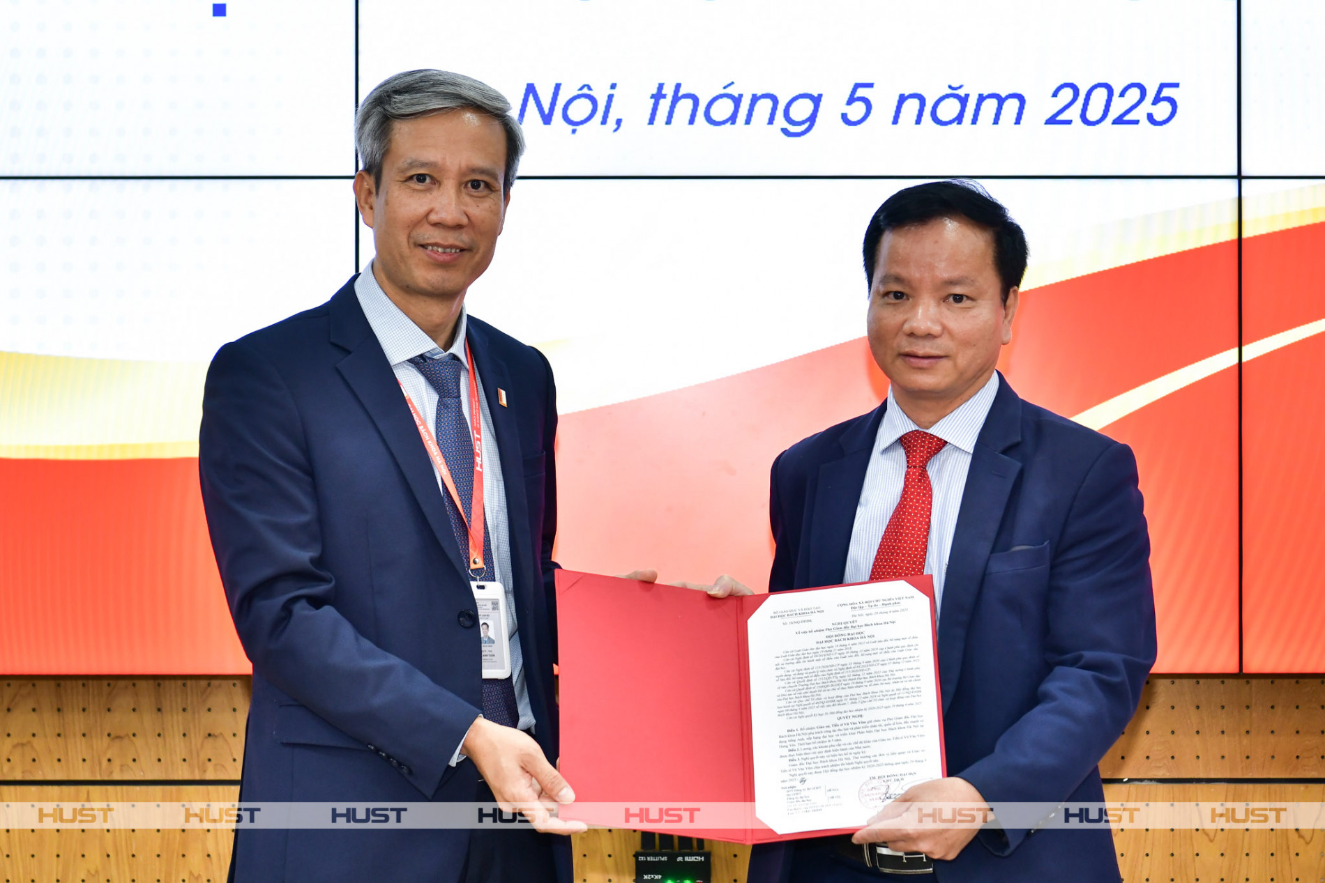 GS. Lê Anh Tuấn (trái) - Bí thư Đảng ủy, Chủ tịch HĐĐH trao Nghị quyết bổ nhiệm cho GS. Vũ Văn Yêm
