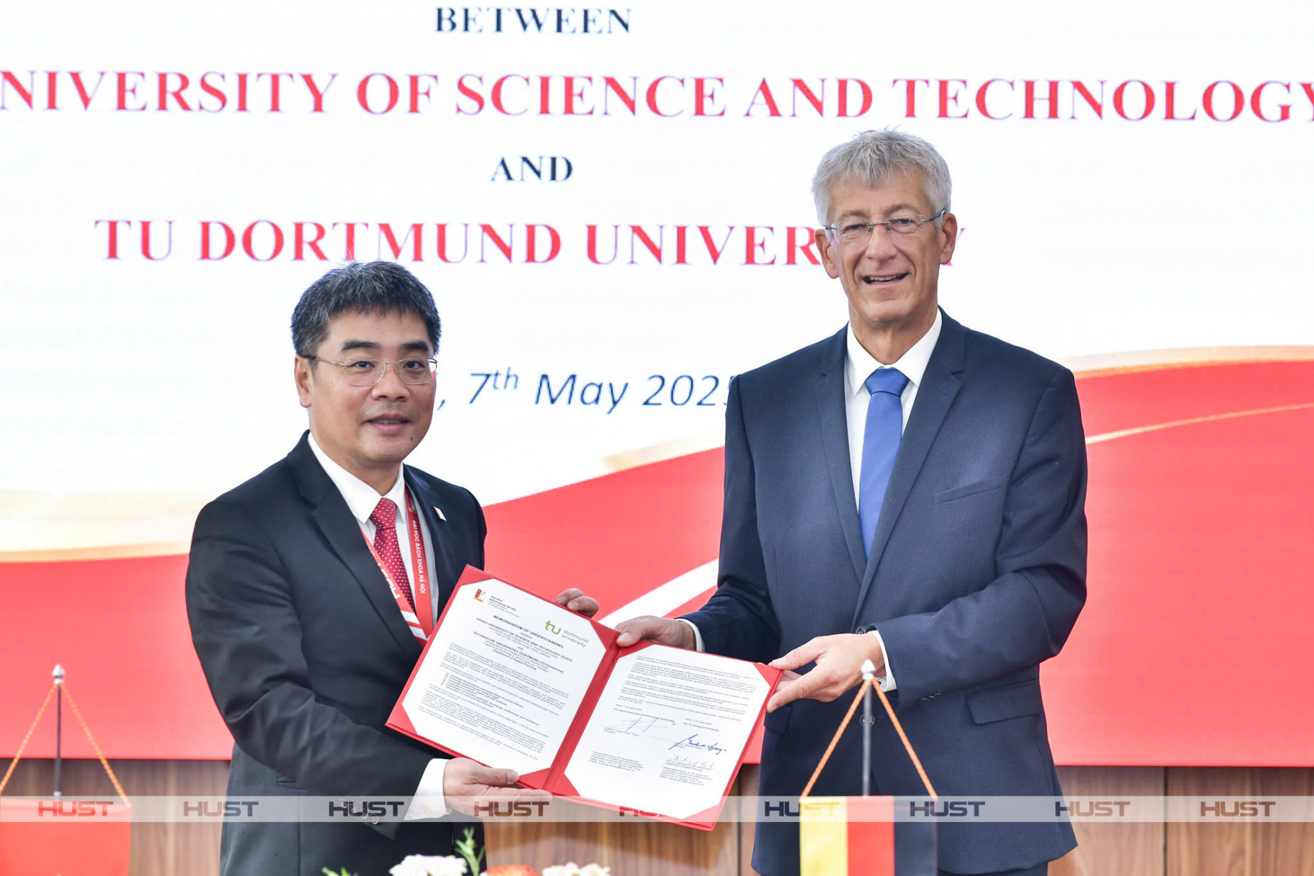 Assoc. Prof. Huynh Dang Chinh (left), Vice President of HUST, and Prof. Dietwald Gruehn, (right), Dean of the Department of Spatial Planning, TU Dortmund, exchange the MoU.