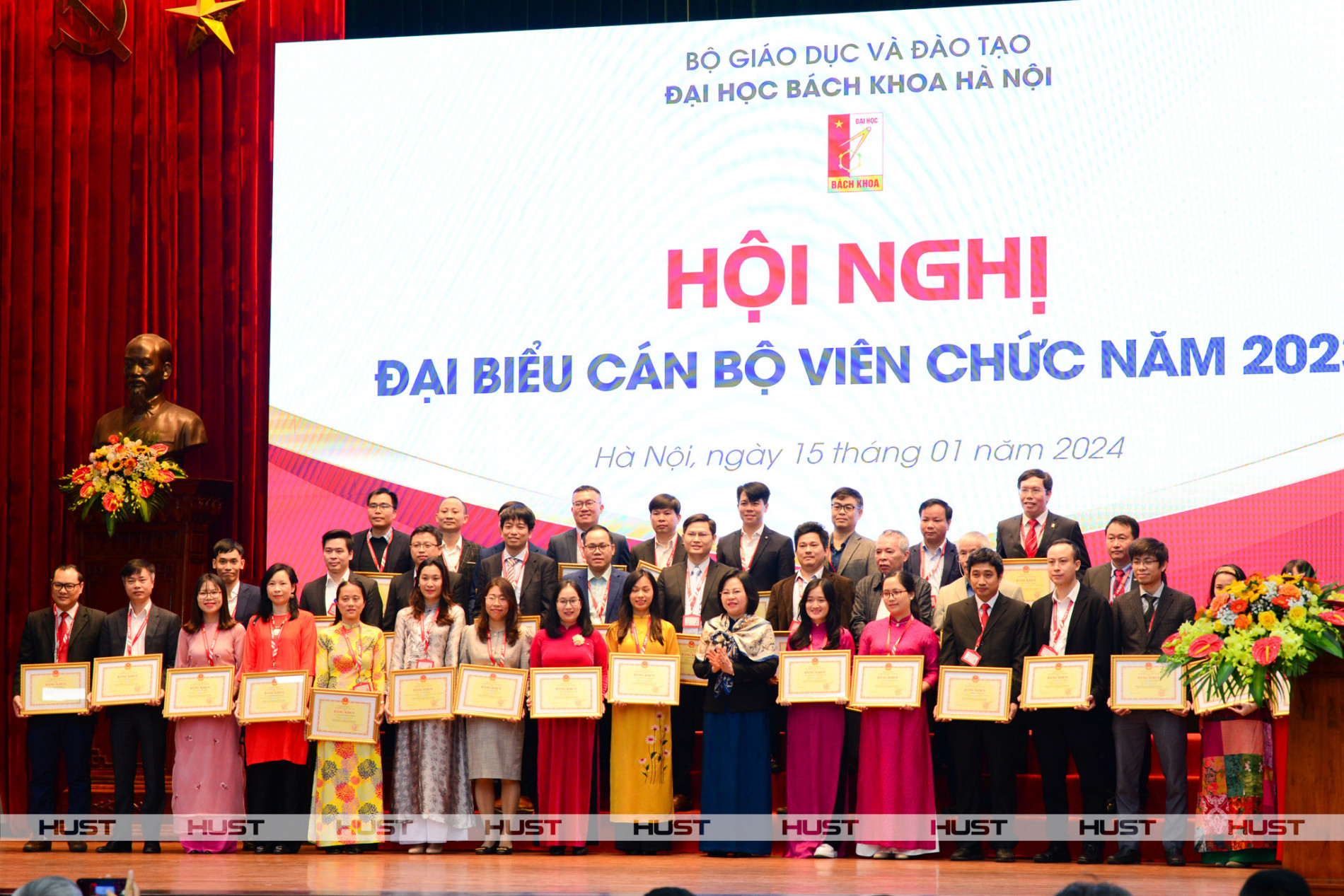 Cán bộ, giảng viên được khen thưởng tại Hội nghị đại biểu cán bộ viên chức ĐHBK Hà Nội năm 2024. Ảnh: Duy Thành