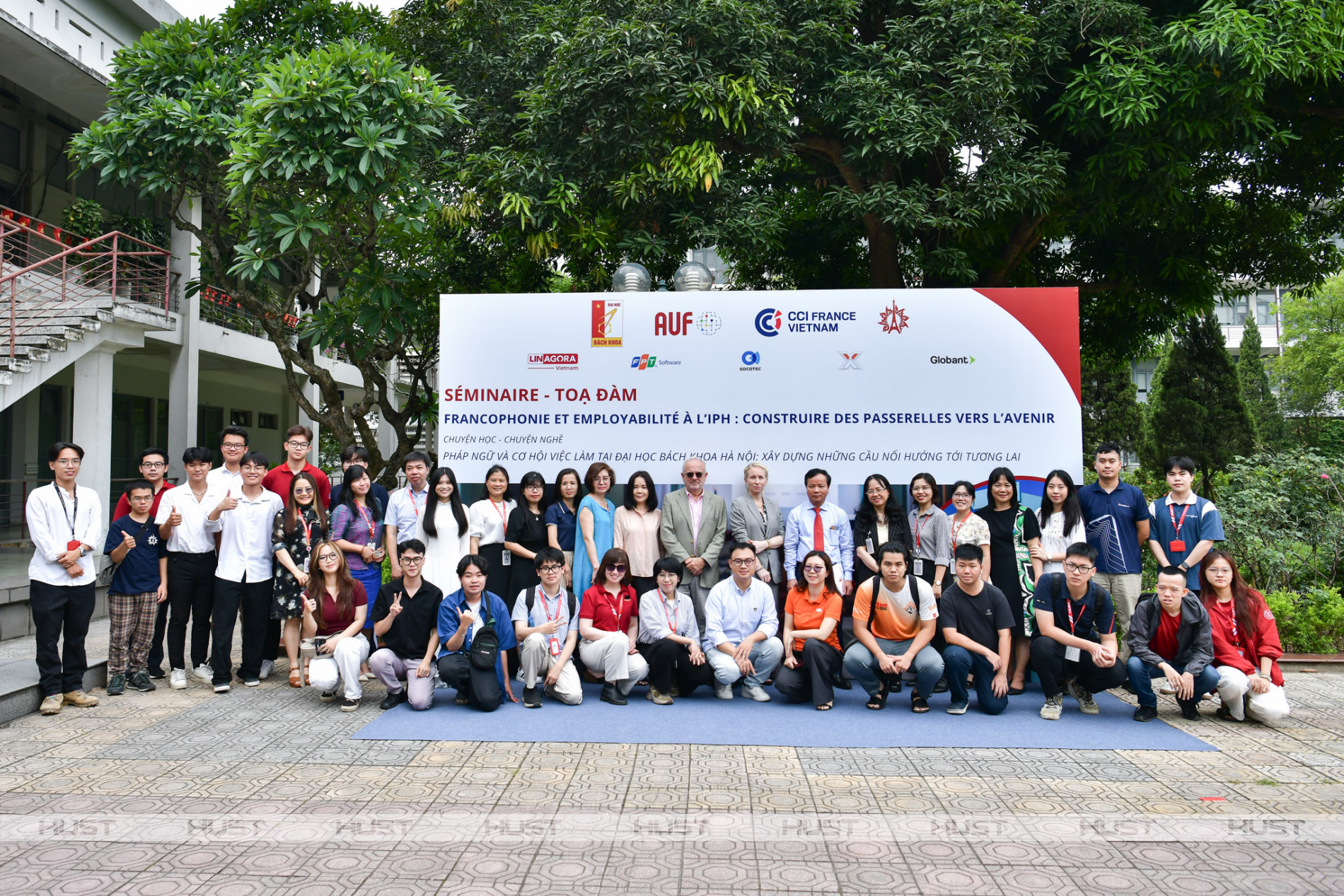 Các đại biểu, sinh viên chụp ảnh kỷ niệm tại sự kiện