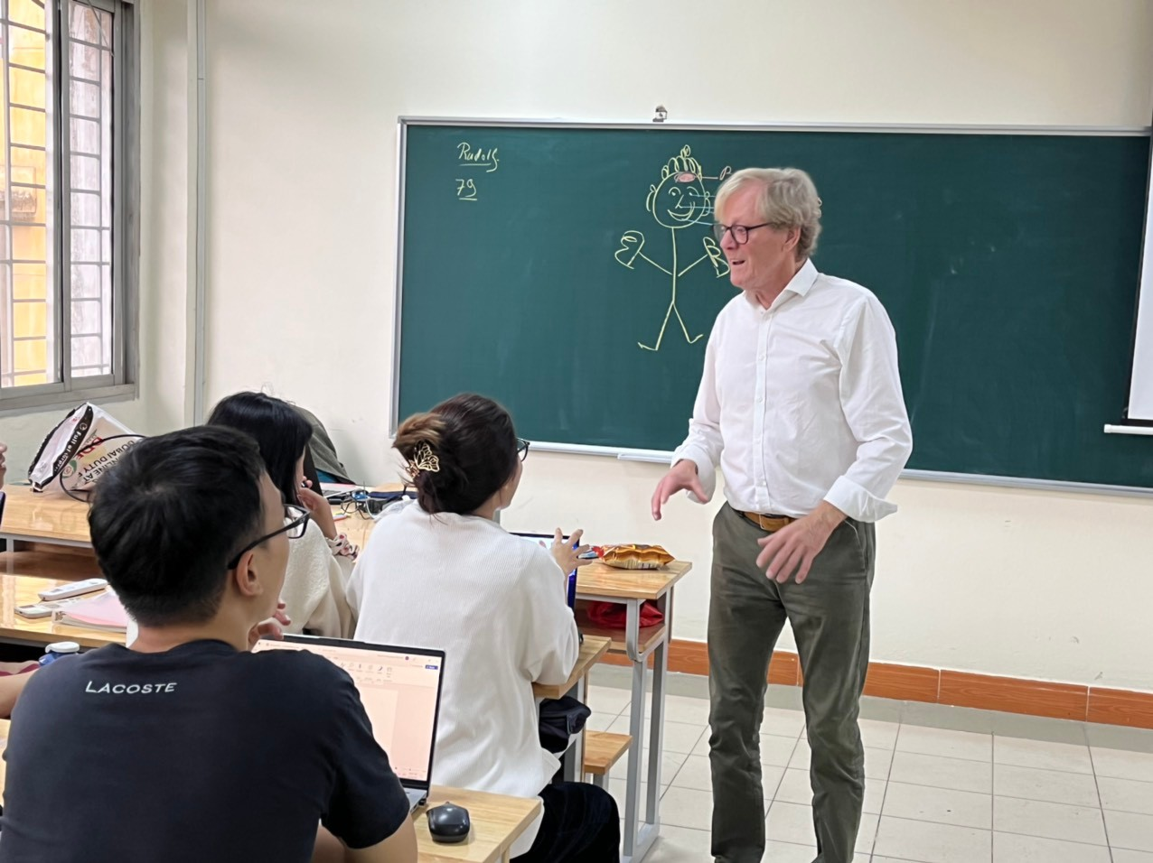 GS. Ruud Bottemanne (Đại học Wageningen, Hà Lan) giảng dạy cho sinh viên chương trình Elitech Kỹ thuật Thực phẩm. Ảnh: Trường Hoá & KHSS