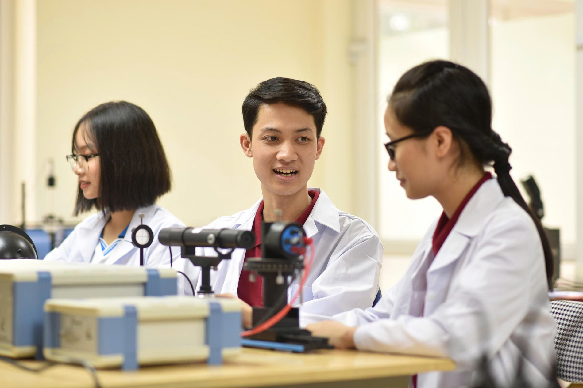 Sinh viên ngành Vật lý kỹ thuật, Đại học Bách khoa Hà Nội làm thí nghiệm với hệ đo đặc tính đèn LED