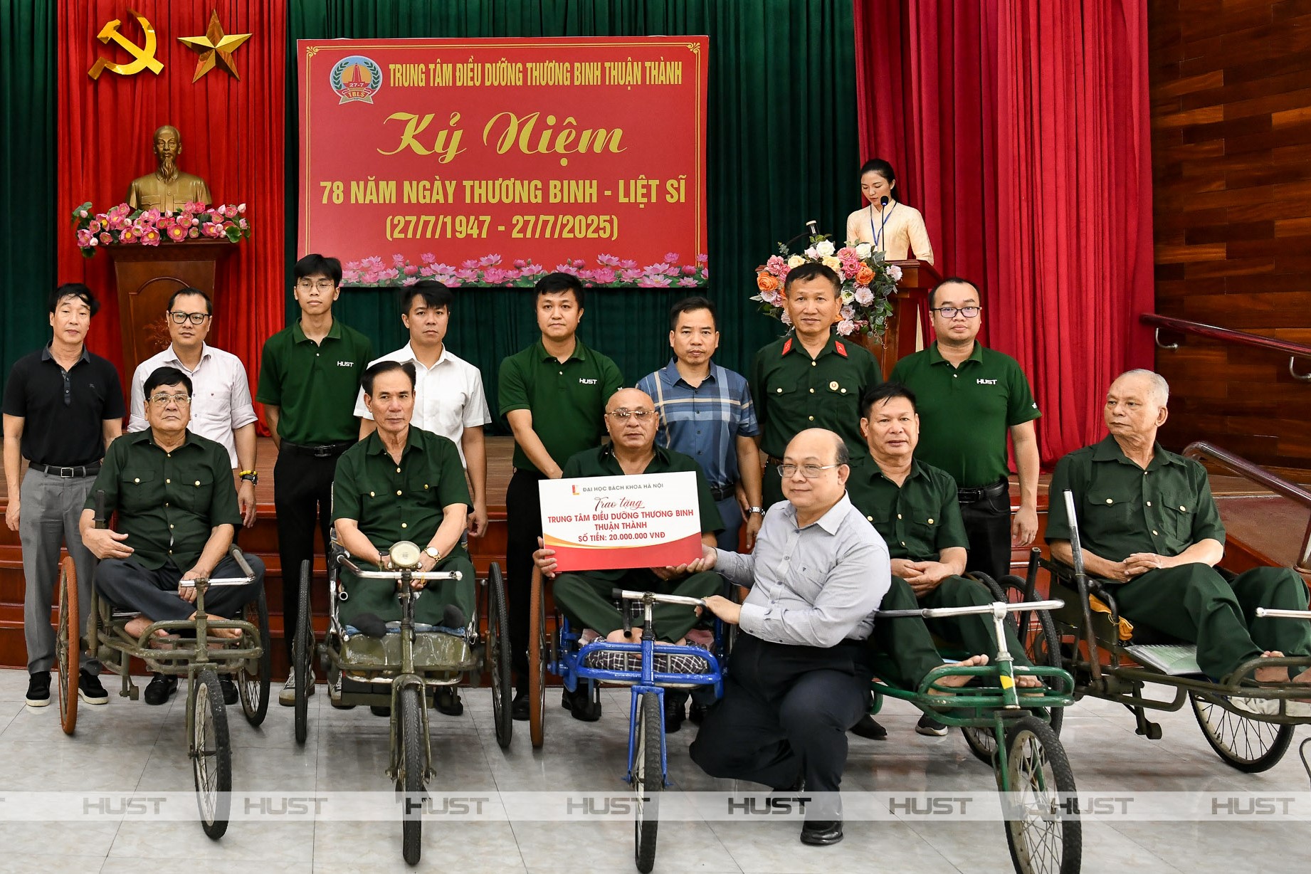 Đoàn công tác của Đại học Bách khoa Hà Nội tặng quà các thương binh, bệnh binh
