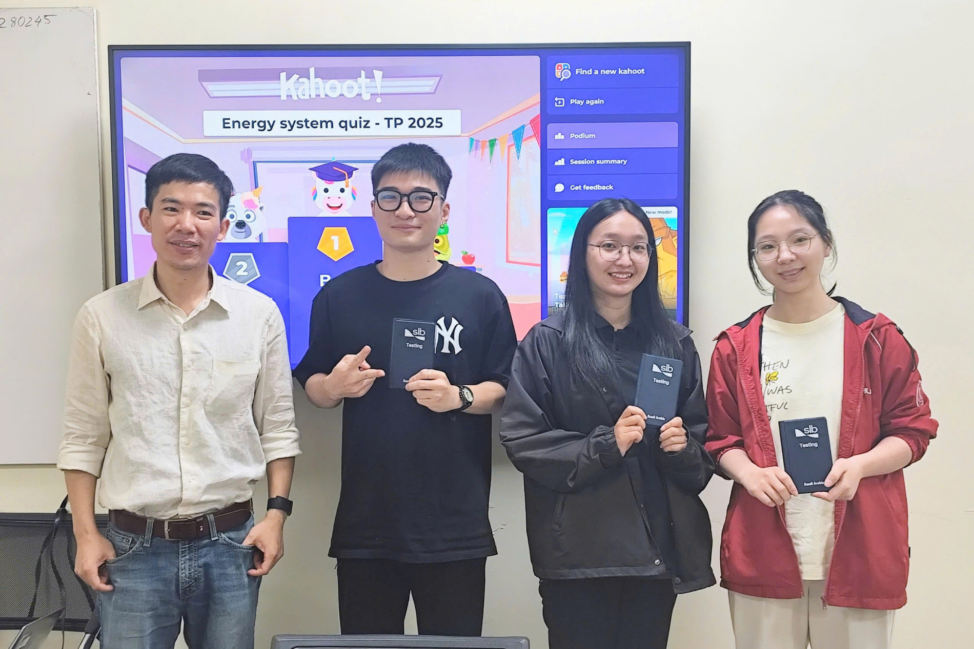 CSV Phạm Gia Toàn (bìa trái) và những sihh viên nhiều triển vọng ngành Kỹ thuật Hóa học CH1