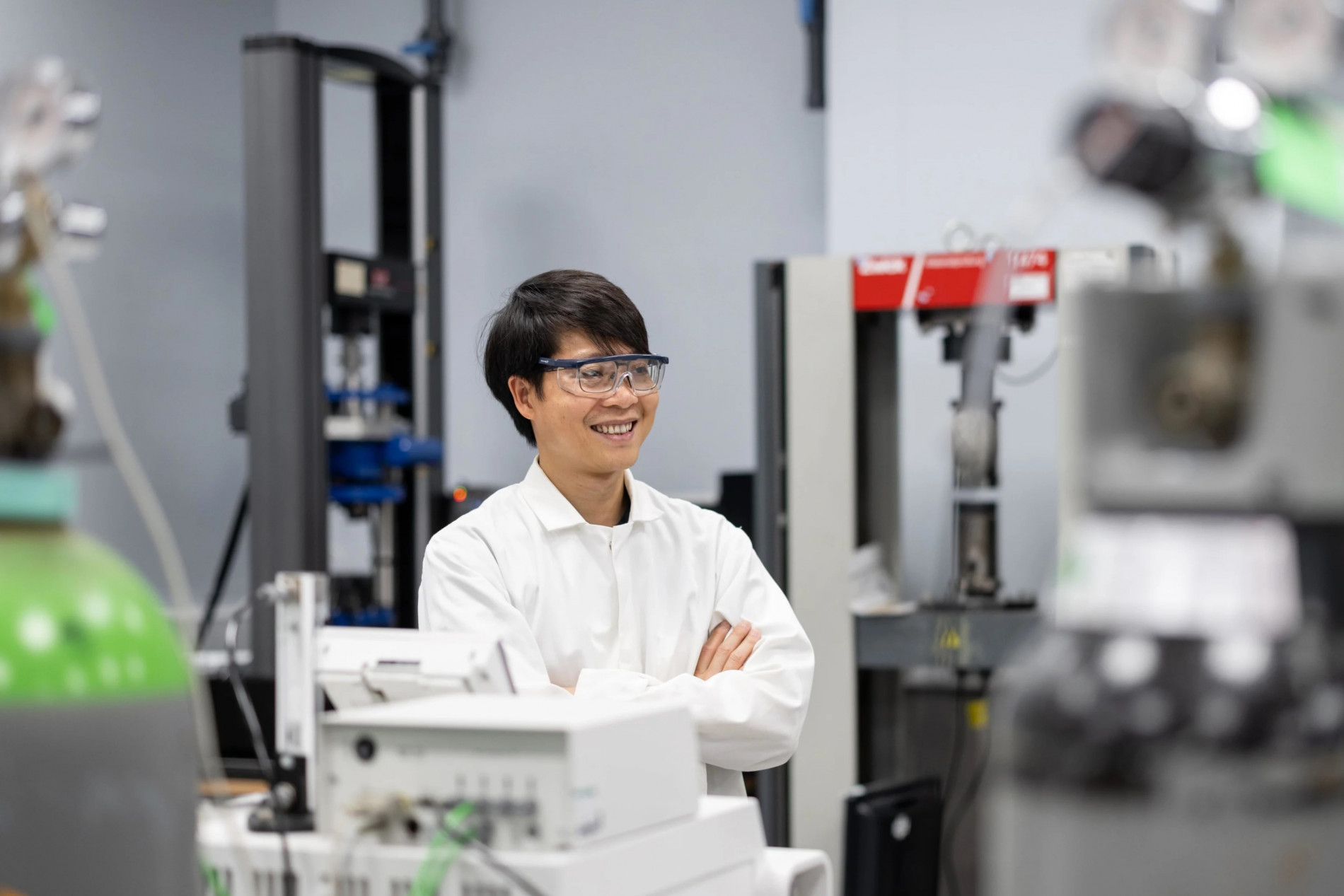 PGS. Phạm Minh Sơn tại phòng thí nghiệm. Nguồn ảnh: Imperial College London