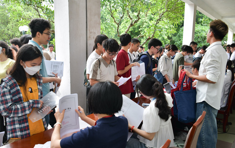 Thí sinh nộp hồ sơ hậu kiểm để xét tuyển theo phương thức Xét tuyển tài năng: Hồ sơ năng lực kết hợp phỏng vấn vào Đại học Bách khoa Hà Nội (6/2025) Ảnh: Duy Thành