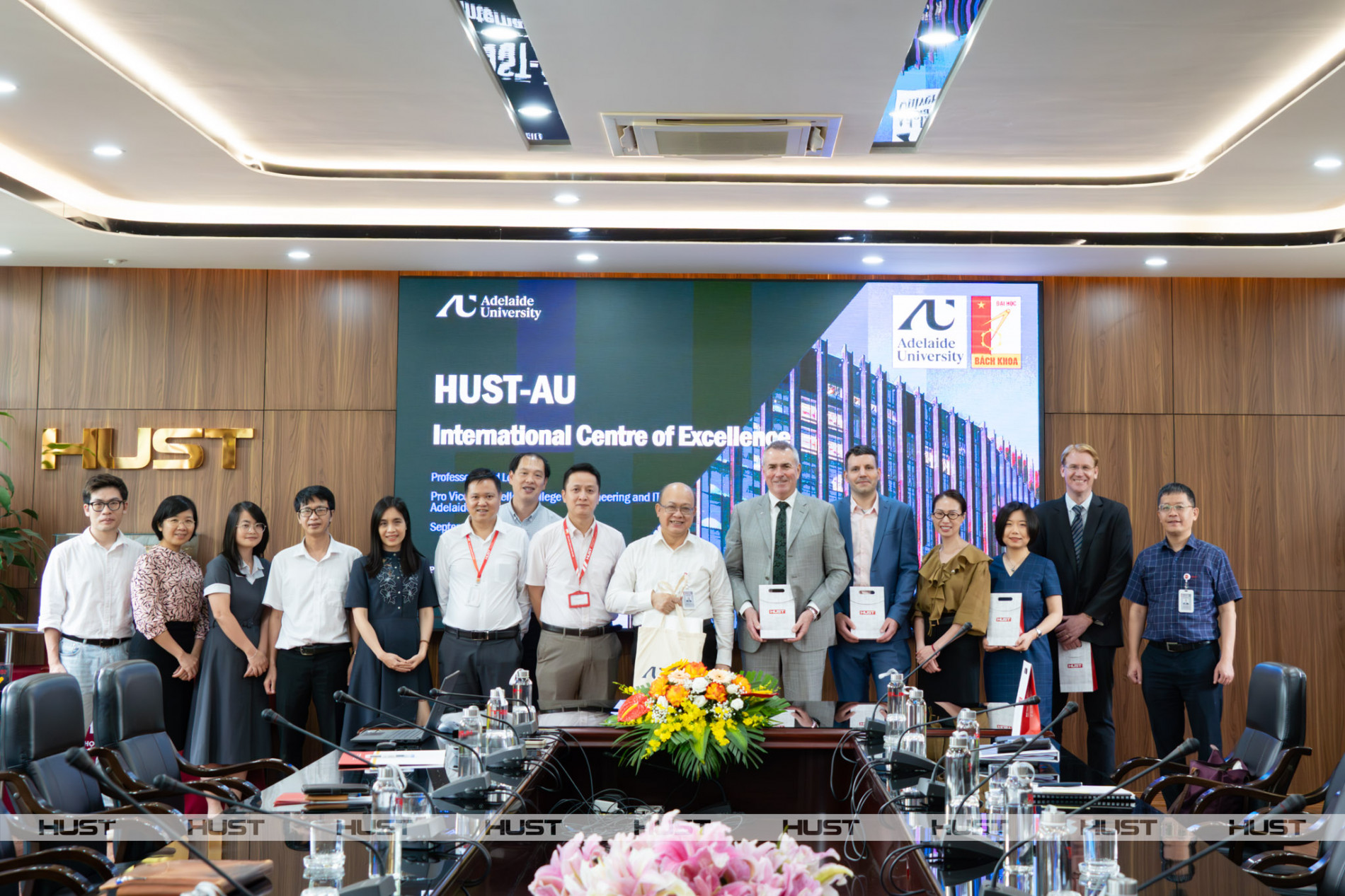 Đoàn công tác Đại học Adelaide chụp ảnh cùng lãnh đạo, giảng viên Đại học Bách khoa Hà Nội