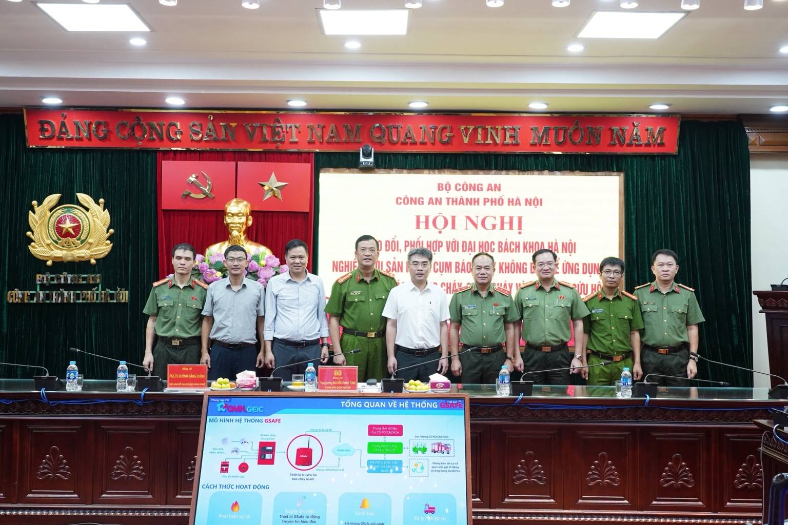 Các đại biểu tham dự cuộc họp
