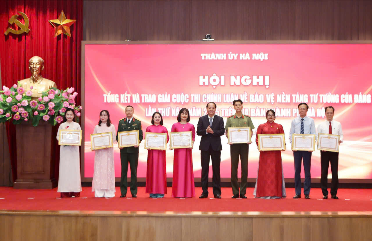 Đ/c Nguyễn Thị Phương Dung (bìa trái) - Uỷ viên BTV ĐTN ĐHBK Hà Nội, Chủ nhiệm CLB Lý luận trẻ được Thành uỷ Hà Nội trao Bằng khen đã có thành tích xuất sắc trong Cuộc thi Chính luận về bảo vệ nền tảng tư tưởng của Đảng lần thứ V