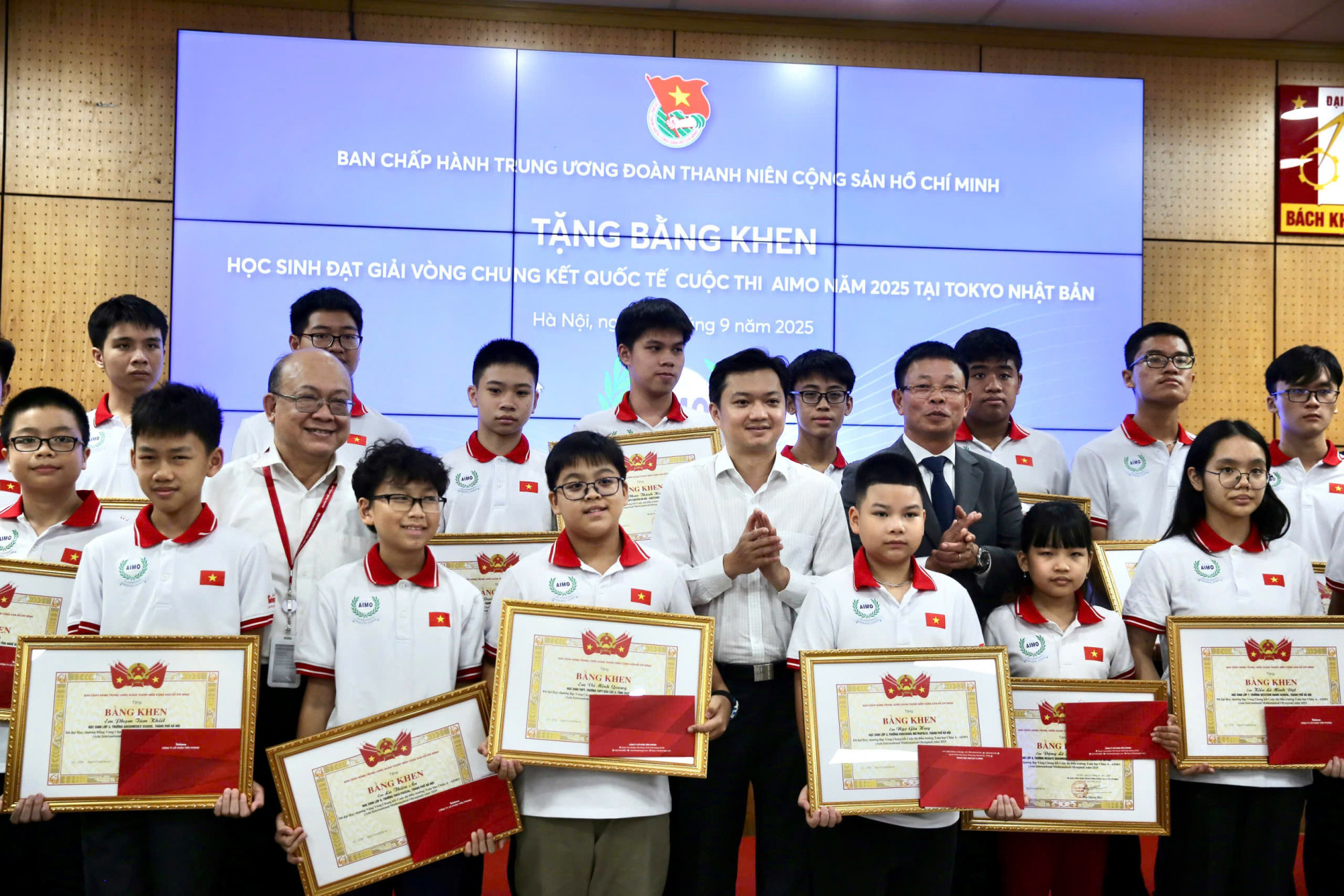 Hàng giữa, từ trái sang: PGS. Huỳnh Quyết Thắng - Giám đốc ĐHBK Hà Nội, đồng chí Nguyễn Minh Triết, Bí thư BCH T.Ư Đoàn TNCS Hồ Chí Minh, Chủ tịch HSV Việt Nam, nhà báo Phùng Công Sưởng, TBT báo Tiền Phong cùng các HS đạt giải cao cuộc thi AIMO 2025