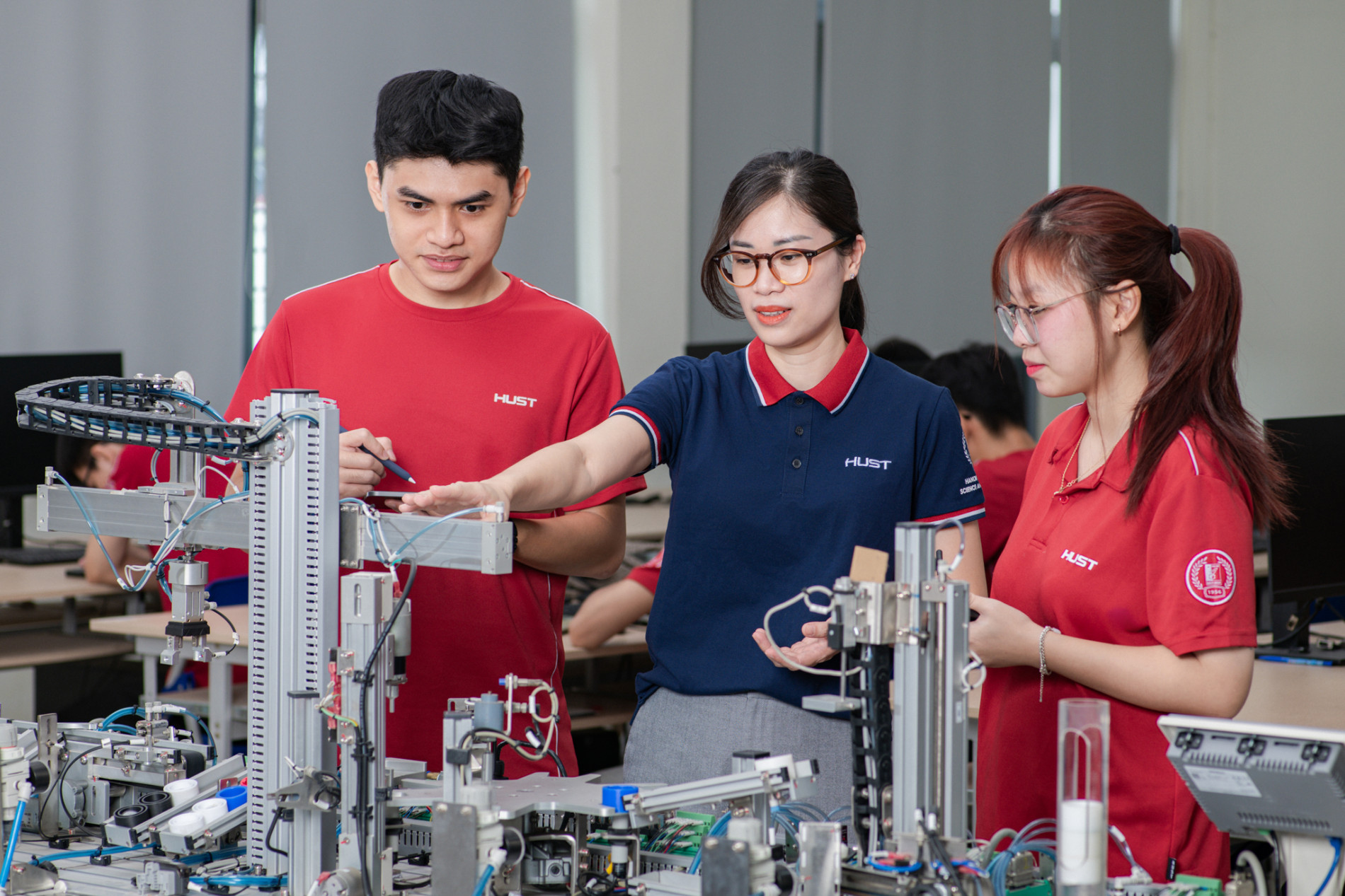 Giảng viên trẻ Bách khoa hướng dẫn sinh viên thực hành trong phòng thí nghiệm