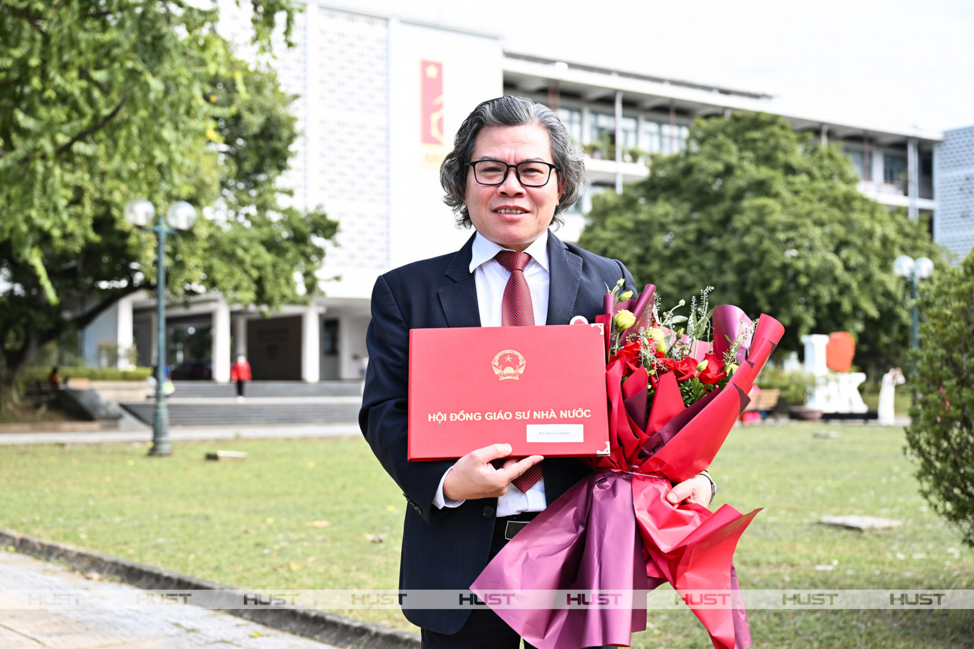 Niềm vui của nhà giáo Nguyễn Việt Khoa trong ngày công bố Quyết định và trao Giấy chứng nhận Đạt tiêu chuẩn chức danh Giáo sư, Phó Giáo sư năm 2025