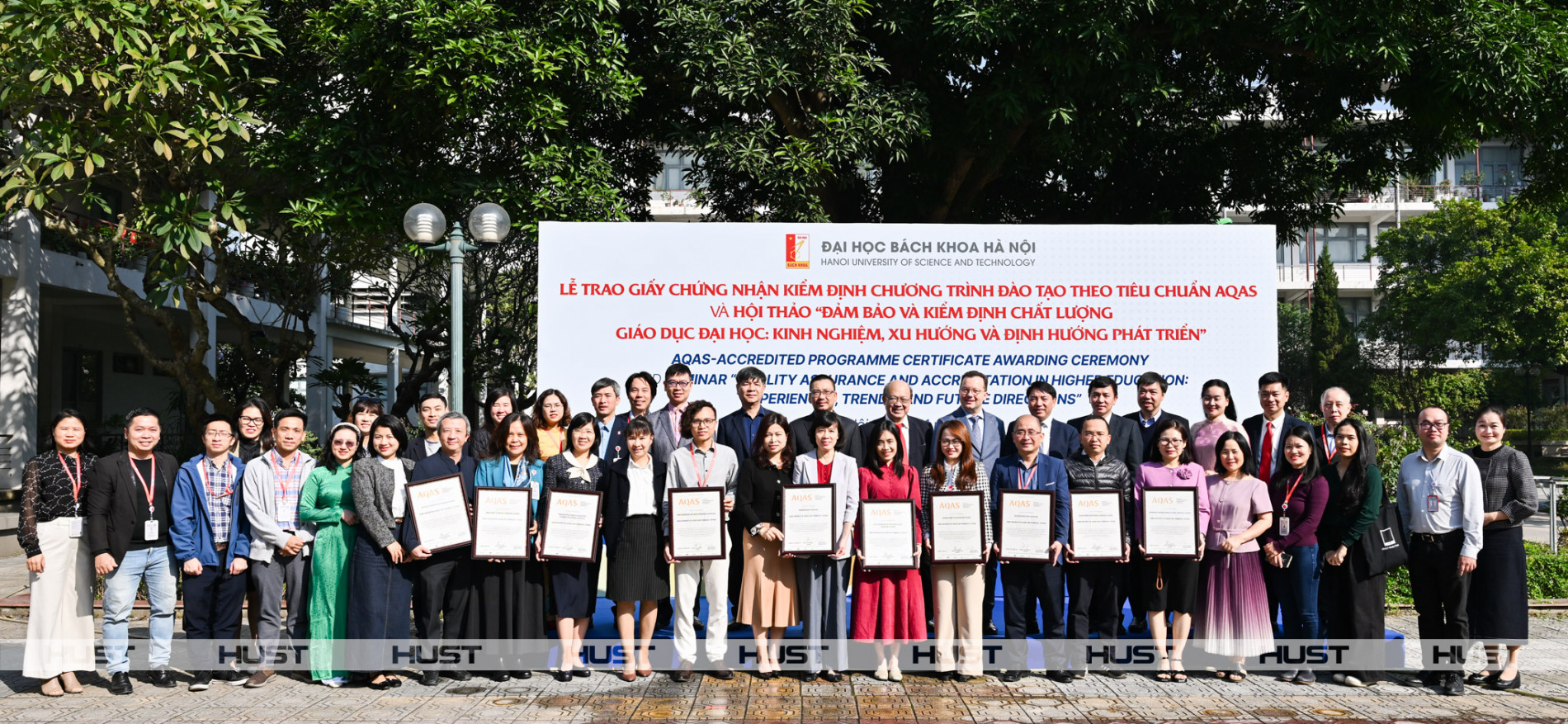 Các đại biểu tham dự sự kiện chụp ảnh kỷ niệm