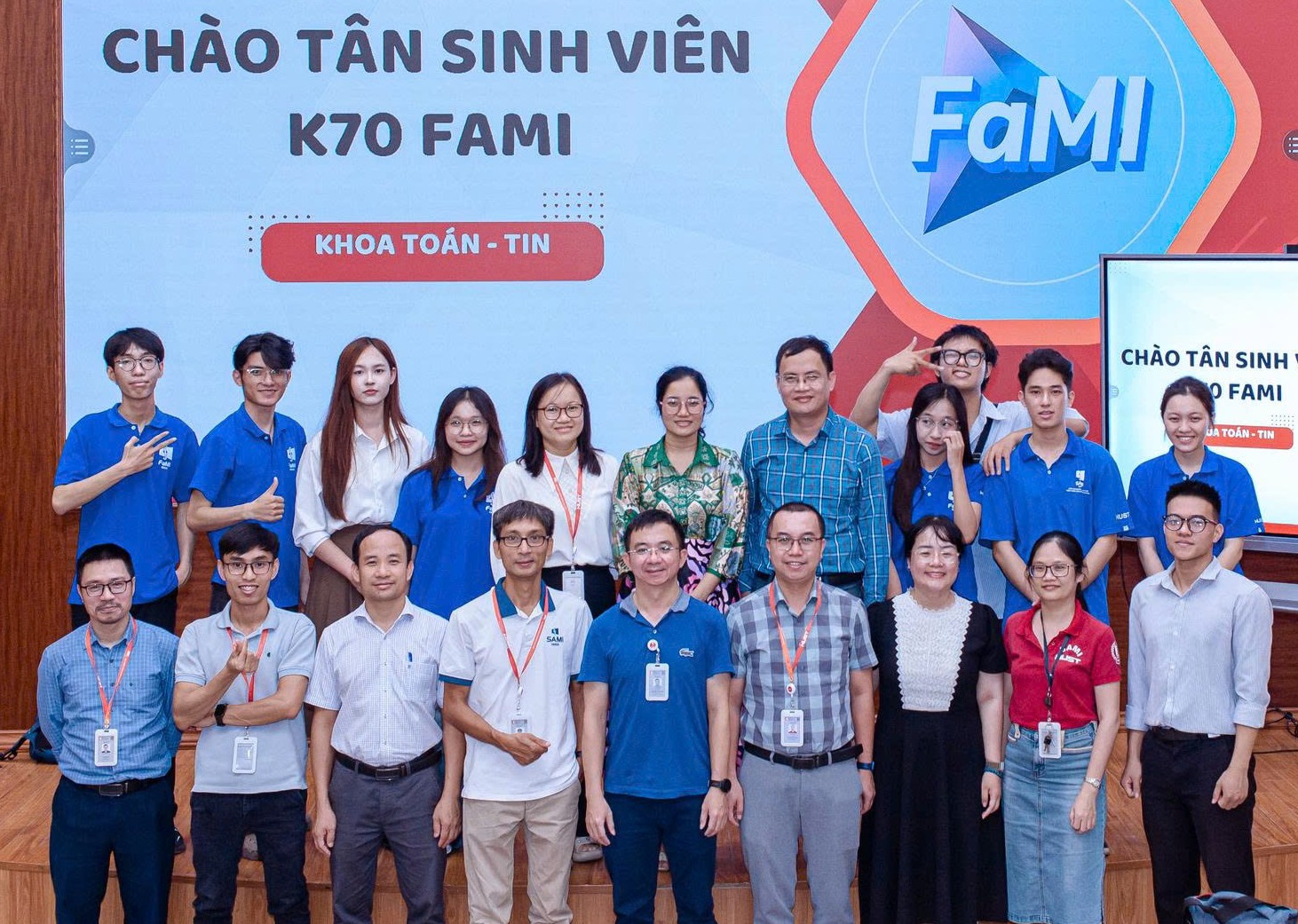 TS Đặng Hữu Tú (hàng đầu, thứ hai từ trái qua) và các thầy cô Khoa Toán Tin cùng tân sinh viên K70