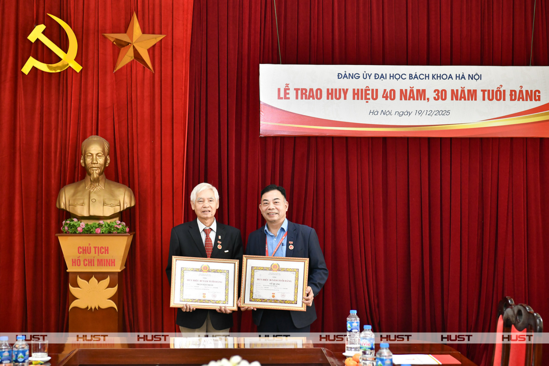 PGS. Trần Văn Nhân và PGS. Vũ Quang vinh dự nhận Huy hiệu 40 năm, 30 năm tuổi Đảng