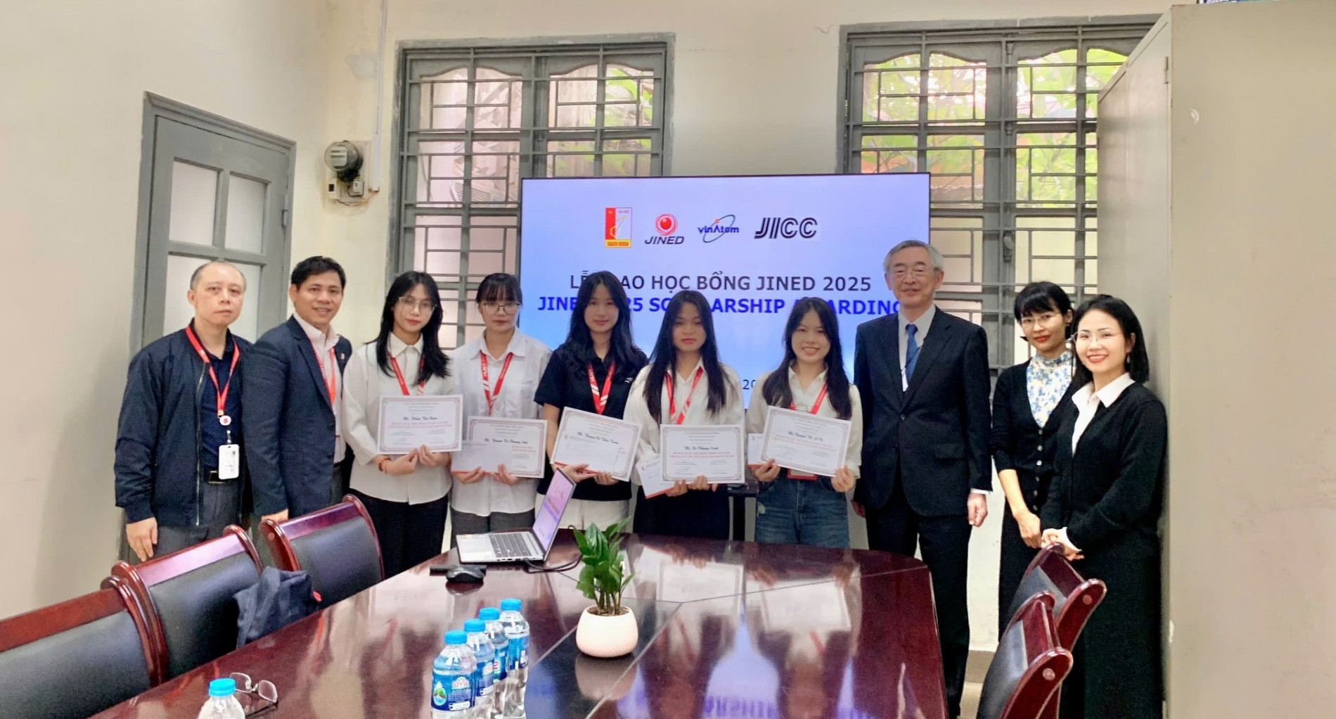 5 nữ sinh Vật lý Bách khoa trong Lễ Trao học bổng JINED năm 2025 (áo trắng), từ trái qua: Phạm Thu Hoàn, Nguyễn Thị Phương Anh, Nguyễn Vũ Thiên Trang, Vũ Thị Phương Oanh, Nguyễn Thị Lê Vy