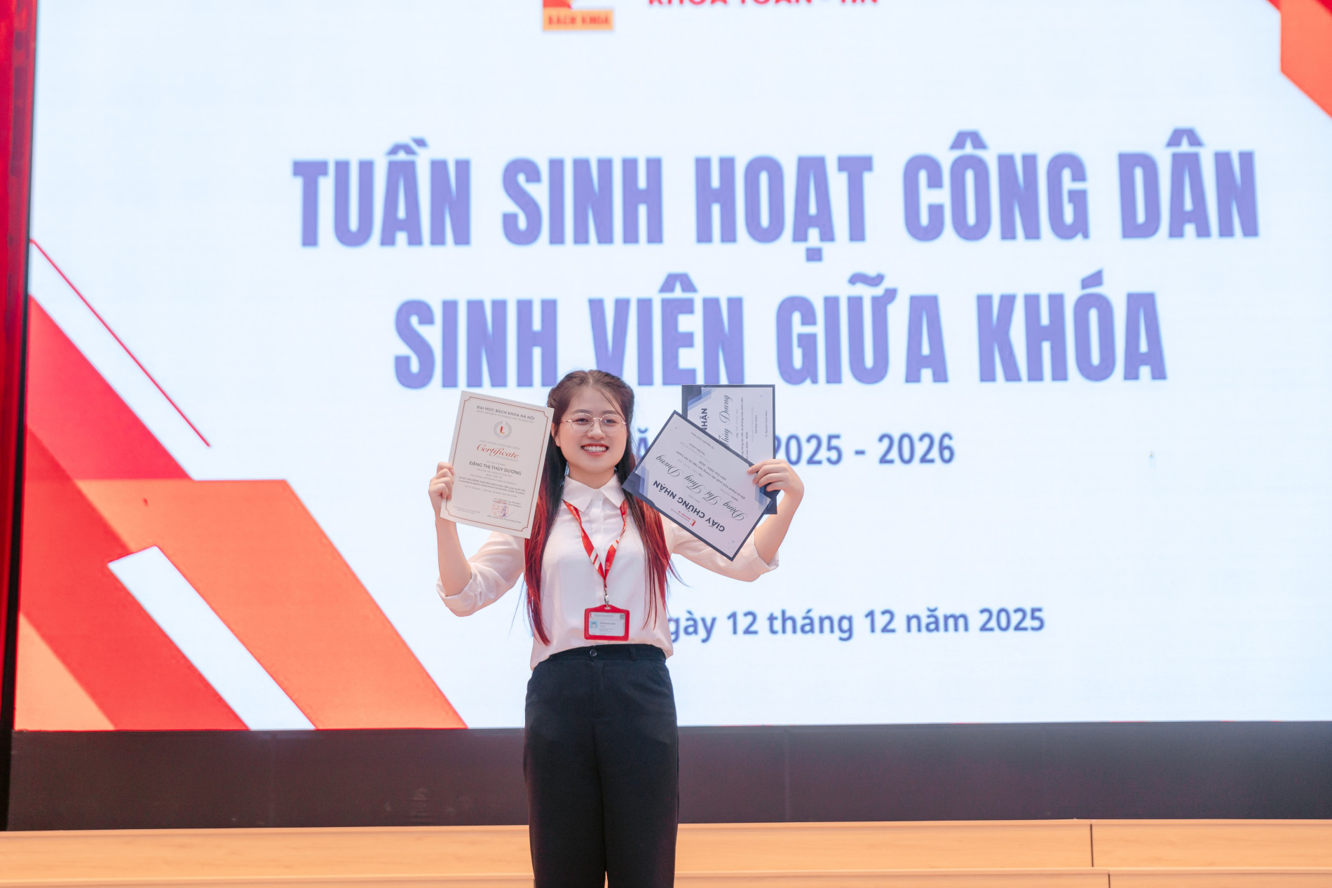 ảnh sinh hoạt công dân nhận 3 giấy khen