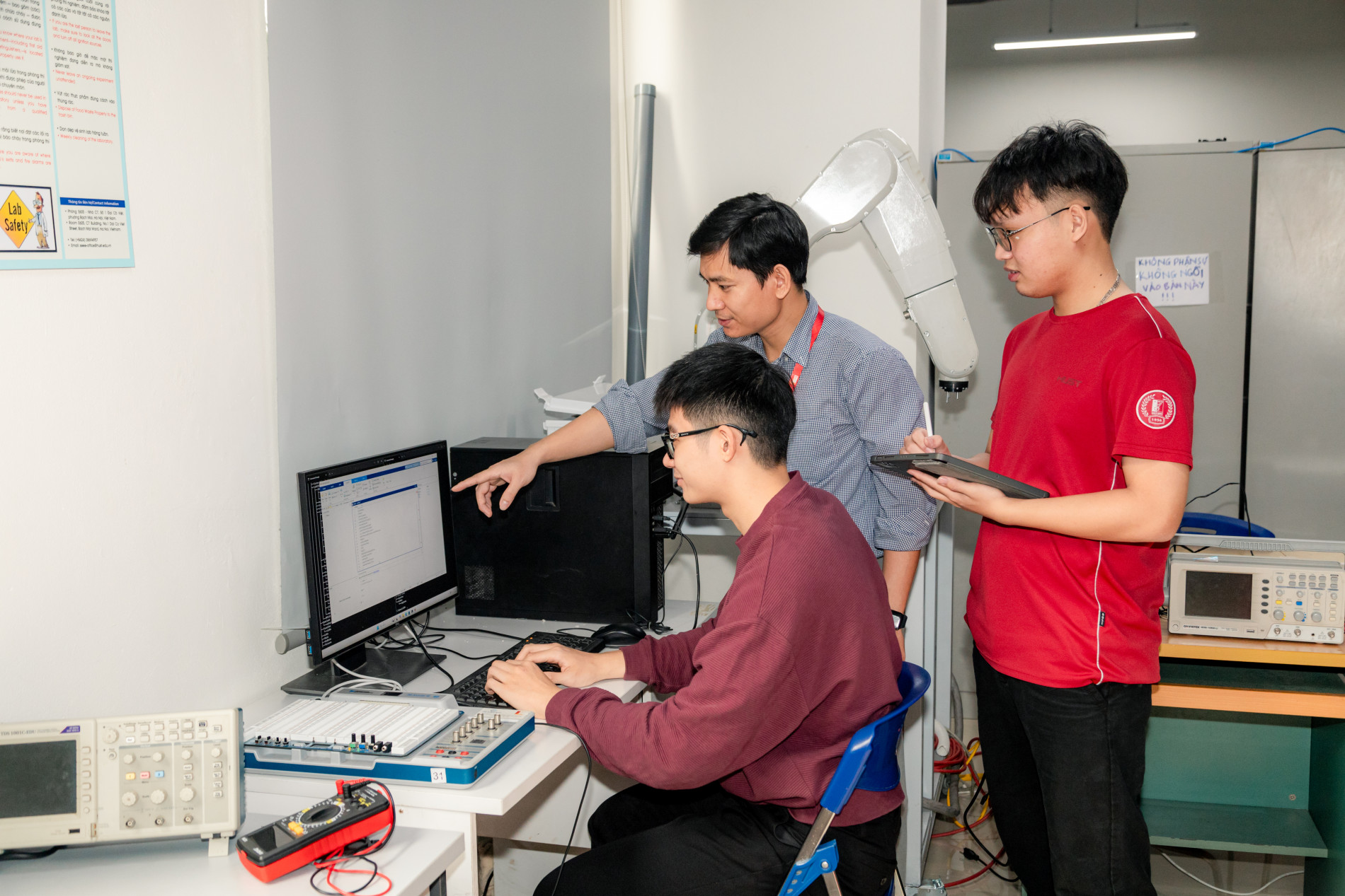 TS. Hoàng Mạnh Cường hướng dẫn sinh viên thực hành thí nghiệm