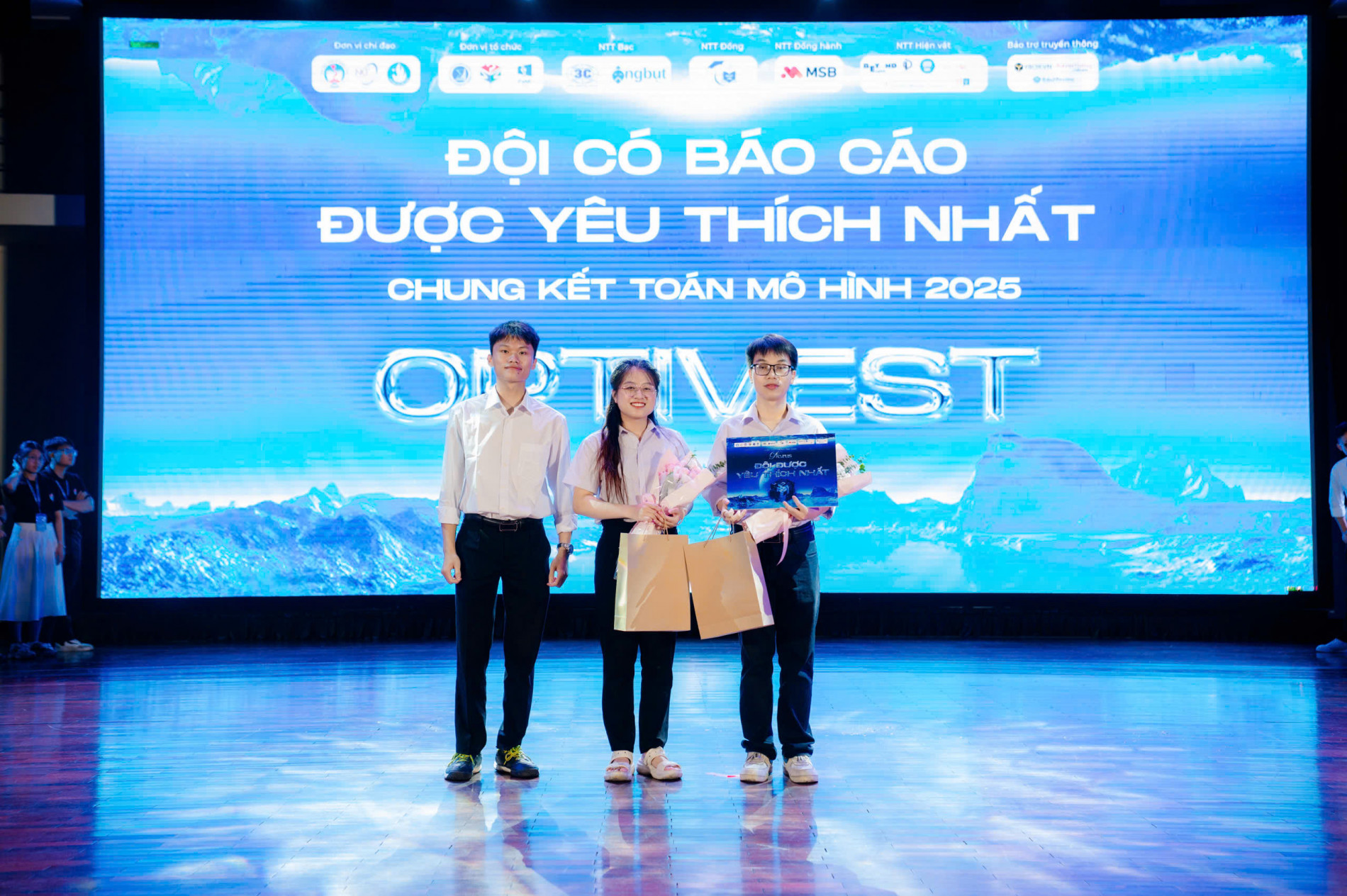 tham gia vòng chung kết cuộc thi Toán mô hình