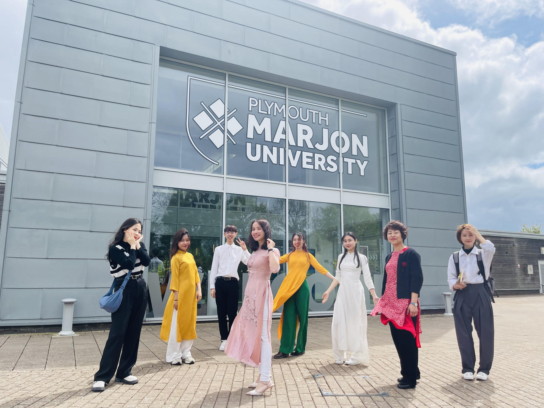 ThS Cẩm Lệ trong chuyến công tác tại Vương Quốc Anh cùng đồng nghiệp và sinh viên Khoa Ngoại Ngữ, ĐHBK HN