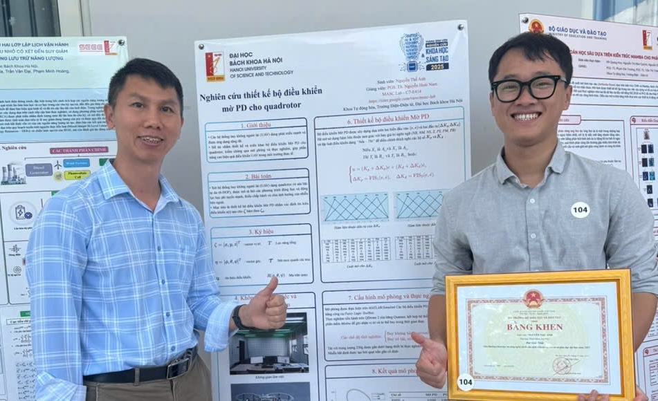 Sinh viên Nguyễn Thế Anh (phải) và giảng viên hướng dẫn PGS. Nguyễn Hoài Nam