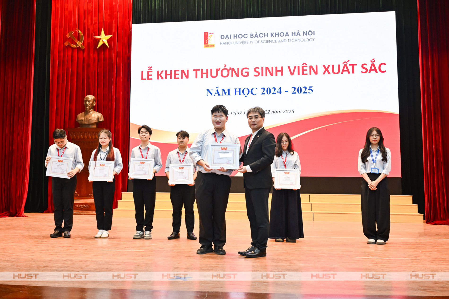 PGS. Huỳnh Đăng Chính - Phó Giám đốc ĐHBK Hà Nội - trao Giấy khen Sinh viên xuất sắc năm học 2024 - 2025 cho Nguyễn Đăng Nam Khánh. Ảnh: Duy Thành