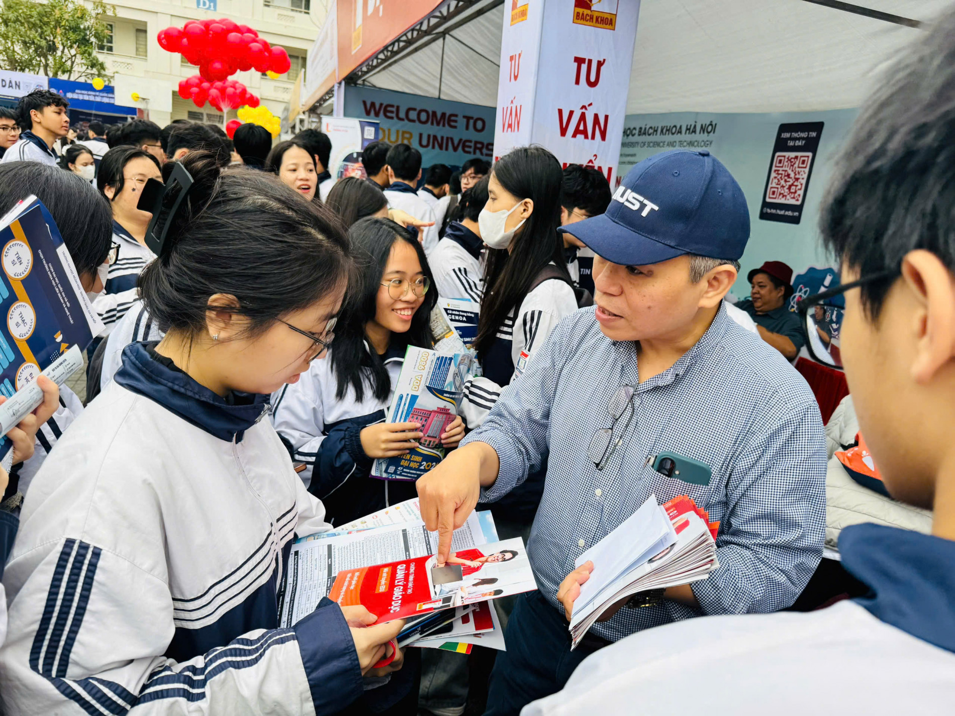 PGS. Lê Hiếu Học - Trưởng Khoa Khoa học và Công nghệ giáo dục, ĐHBK Hà Nội - tư vấn tuyển sinh - hướng nghiệp cho các học sinh Nghệ An