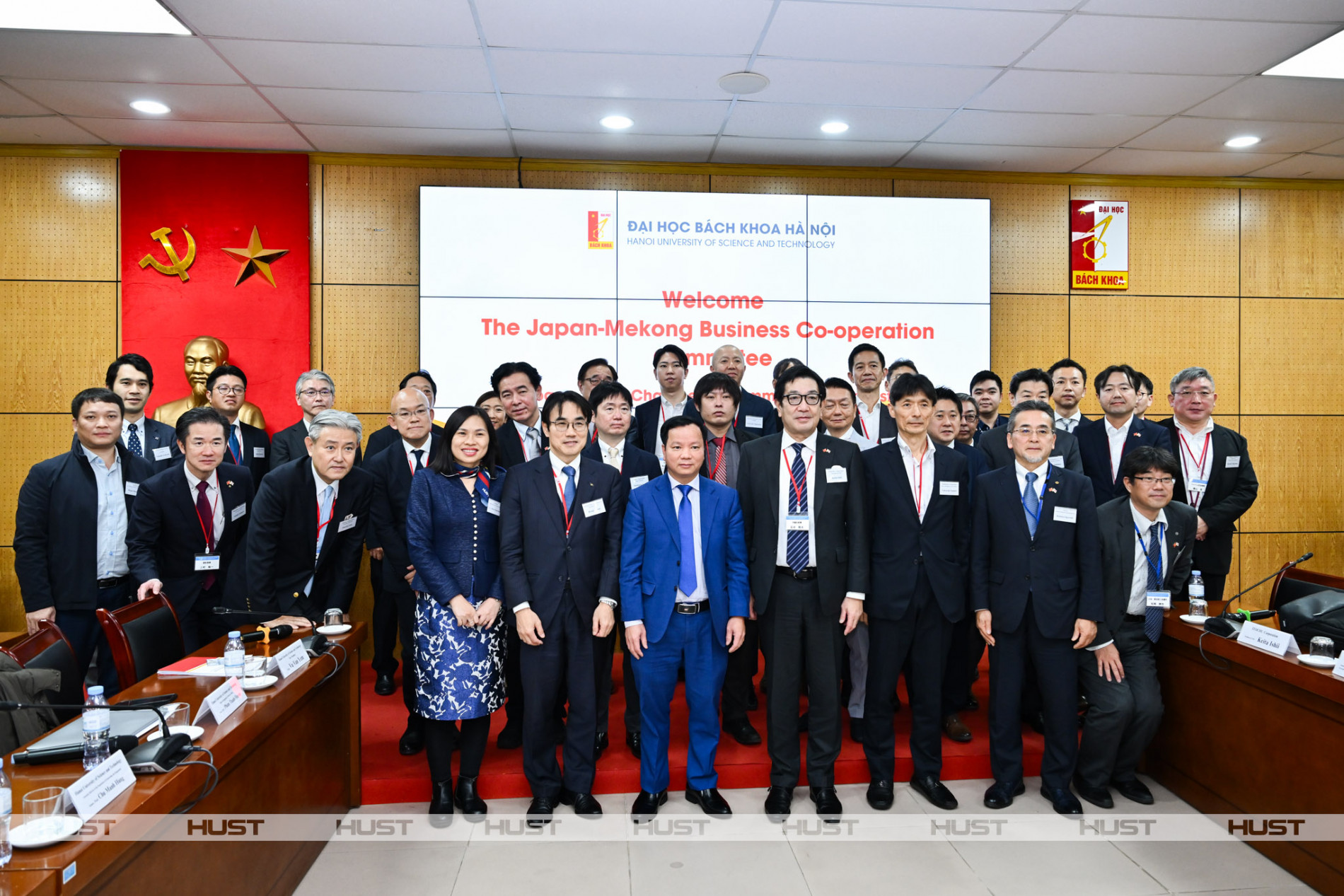 Các đại biểu, sinh viên chụp ảnh kỷ niệm tại sự kiện