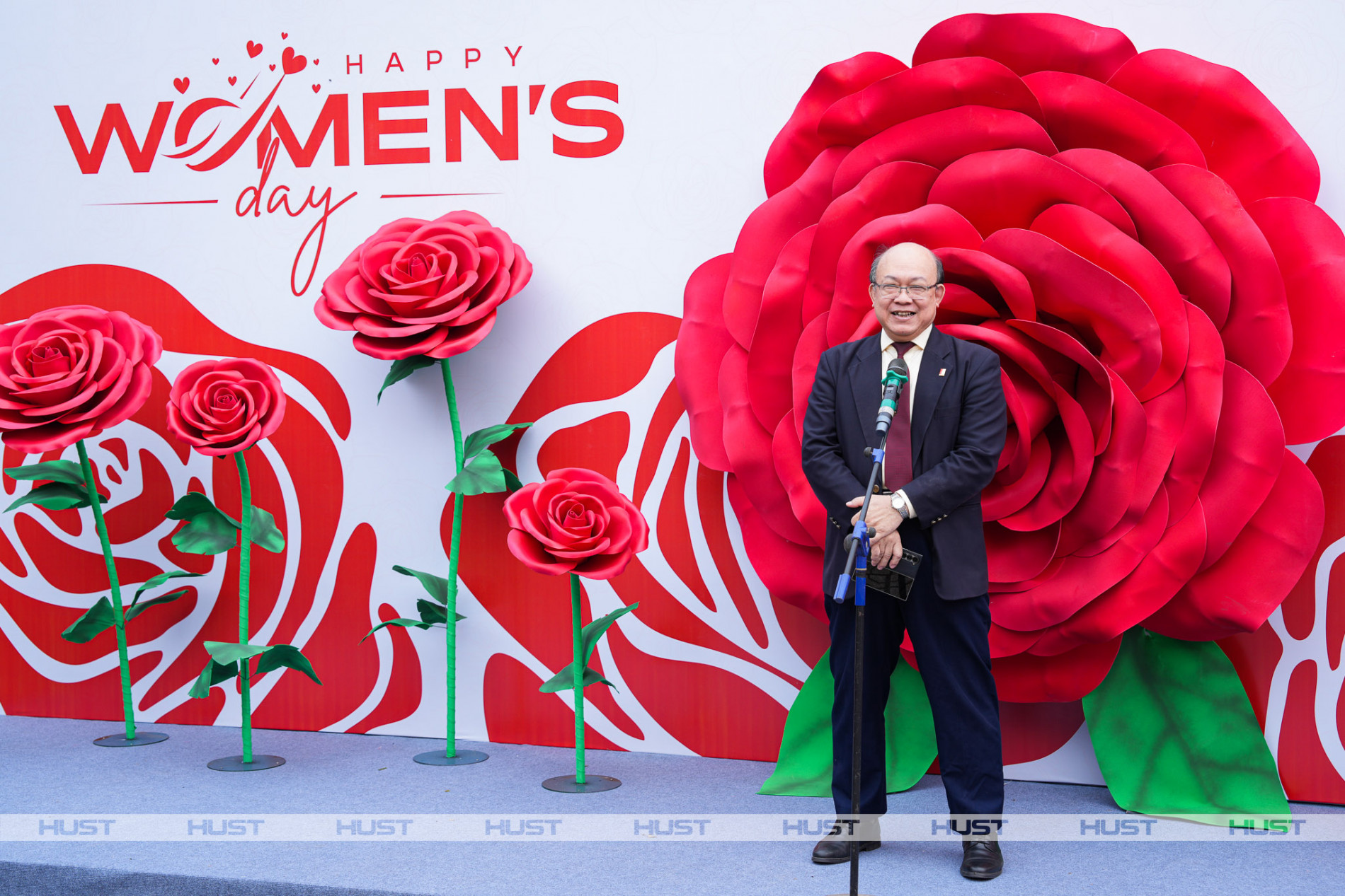 Nhân dịp 8/3, PGS. Huỳnh Quyết Thắng – Giám đốc Đại học Bách khoa Hà Nội - gửi lời chúc mừng tới toàn thể nữ cán bộ, giảng viên và sinh viên của Nhà trường. Ảnh: Duy Thành