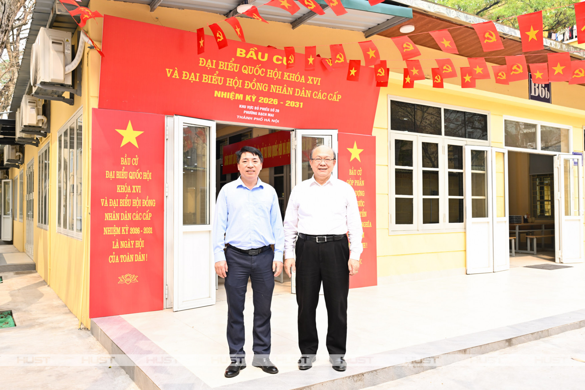 PGS. Huỳnh Quyết Thắng (phải) - Giám đốc ĐHBK Hà Nội và PGS. Trần Ngọc Khiêm - Phó Giám đốc ĐHBK Hà Nội - kiểm tra công tác chuẩn bị bầu cử tại Khu vực bỏ phiếu số 20 tại B7 Ký túc xá Đại học Bách khoa Hà Nội