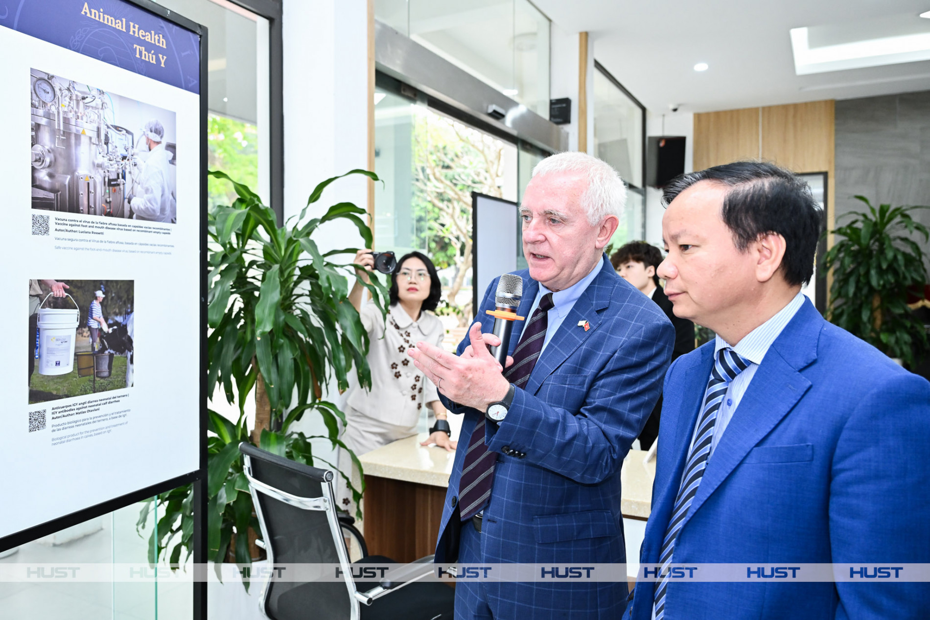 Sinh viên Bách khoa Hà Nội nhận chứng chỉ học tập từ Argentina