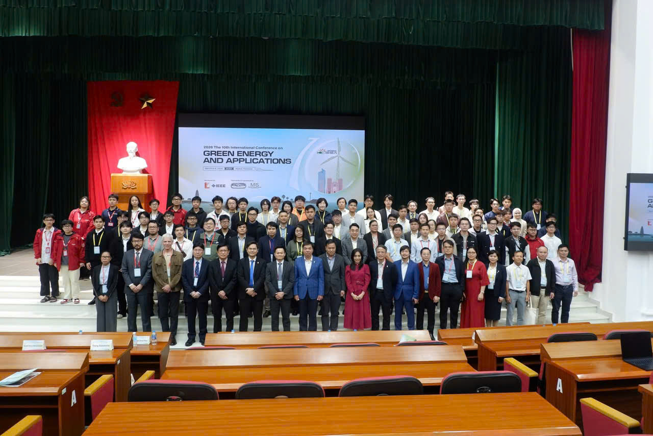 Các đại biểu, sinh viên chụp ảnh kỷ niệm tại Hội nghị quốc tế Năng lượng Xanh và Ứng dụng lần thứ 10