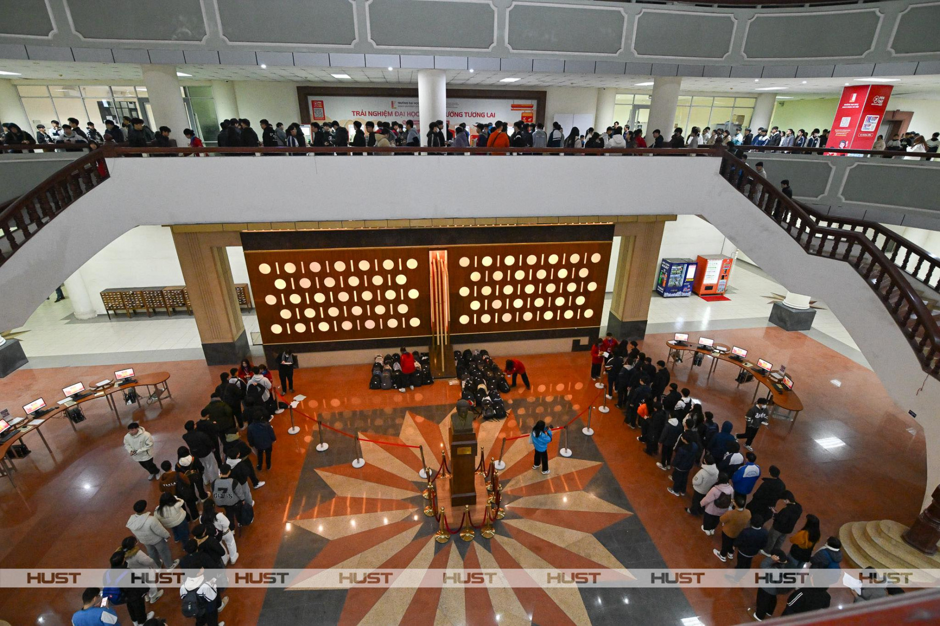 Các thí sinh dự thi đợt 2 kỳ thi TSA 2026 tại Hội đồng thi Tòa nhà Thư viện Tạ Quang Bửu, Đại học Bách khoa Hà Nội