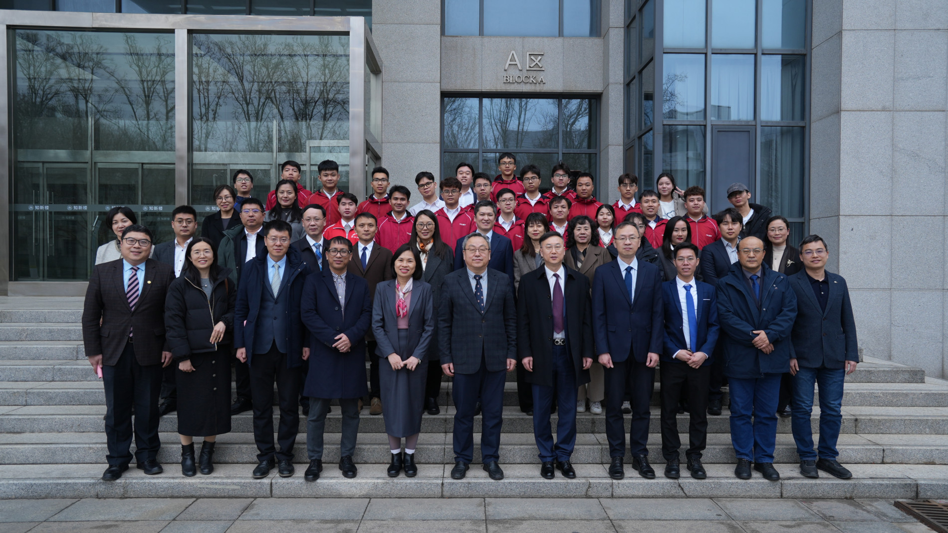 chụp ảnh cùng LĐ ĐH Sơn Đông và Goertek