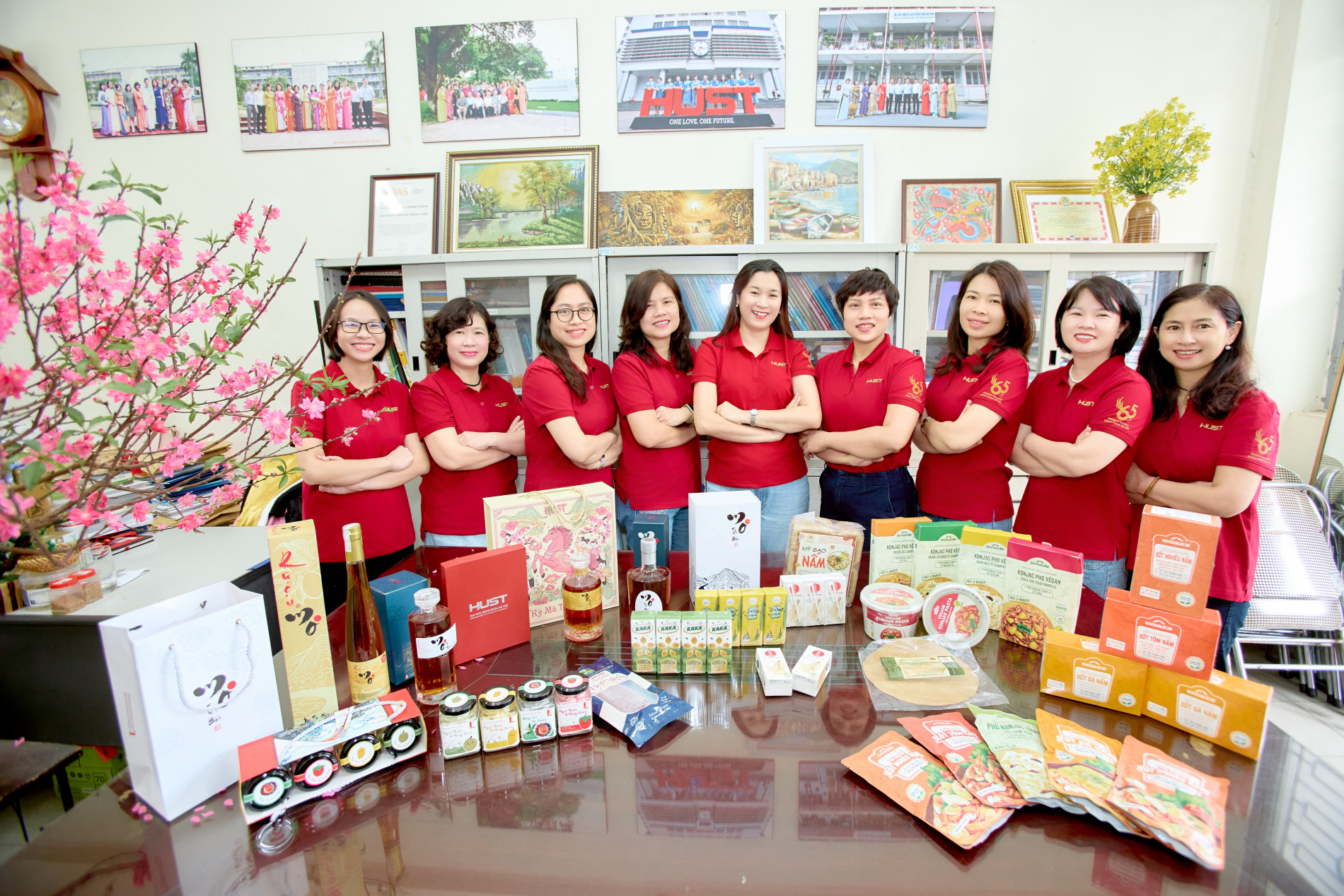 9 nhà khoa học nữ ngành Công nghệ Thực phẩm bên cạnh các sản phẩm nhóm đã nghiên cứu, phát triển thành công