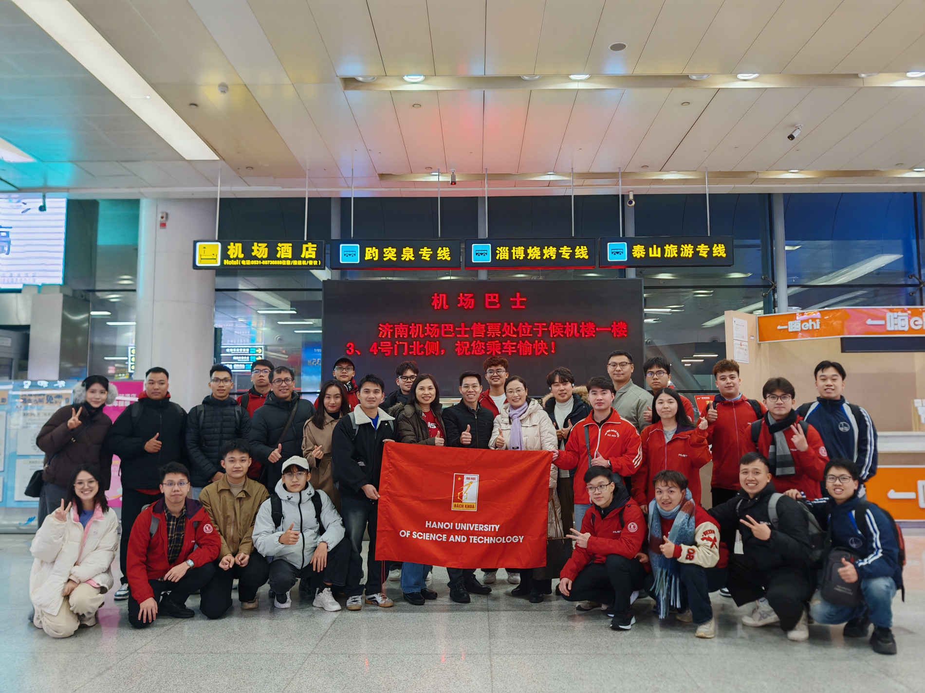 Đại học Sơn Đông đón đoàn sinh viên Đại học Bách khoa Hà Nội tại sân bay