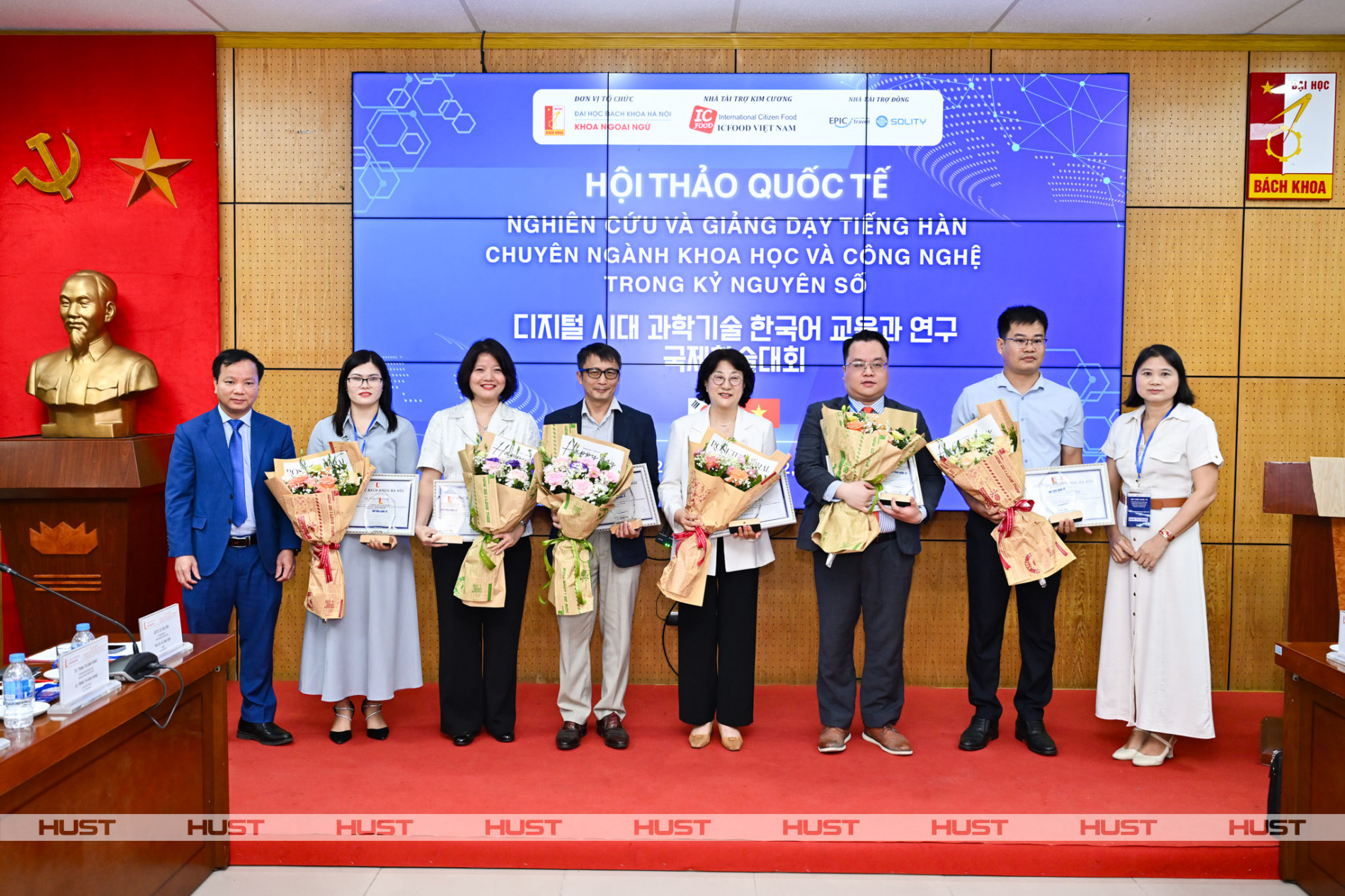 GS. Vũ Văn Yêm (bìa trái) - Phó Giám đốc ĐHBK Hà Nội và TS. Trịnh Thị Ánh Hằng - Trưởng khoa Khoa Ngoại ngữ, ĐHBK Hà Nội tặng hoa và kỷ niệm chương cho các diễn giả tham dự Hội thảo