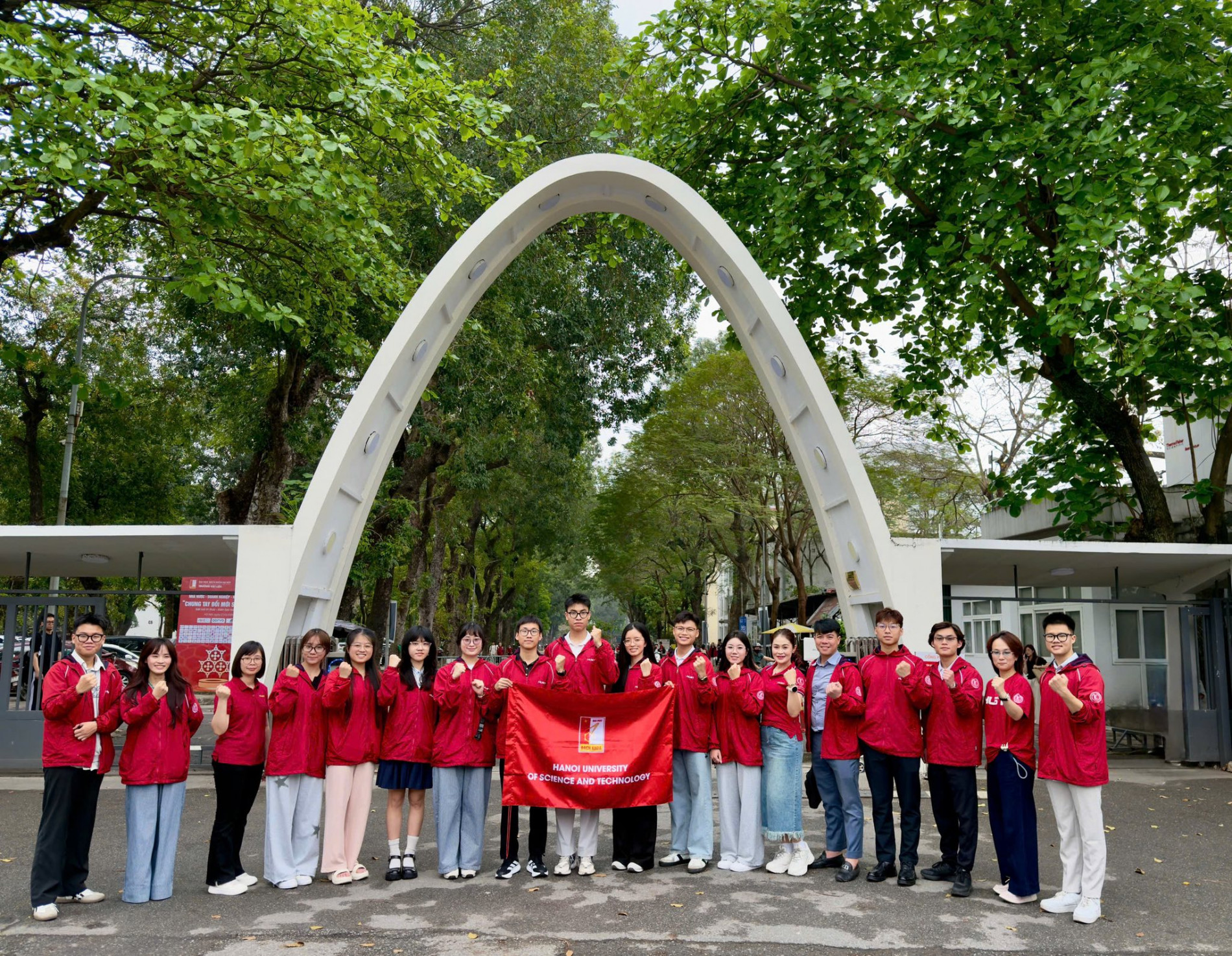 Gen Z Bách khoa ghi dấu ấn tại Hành trình đỏ 2026