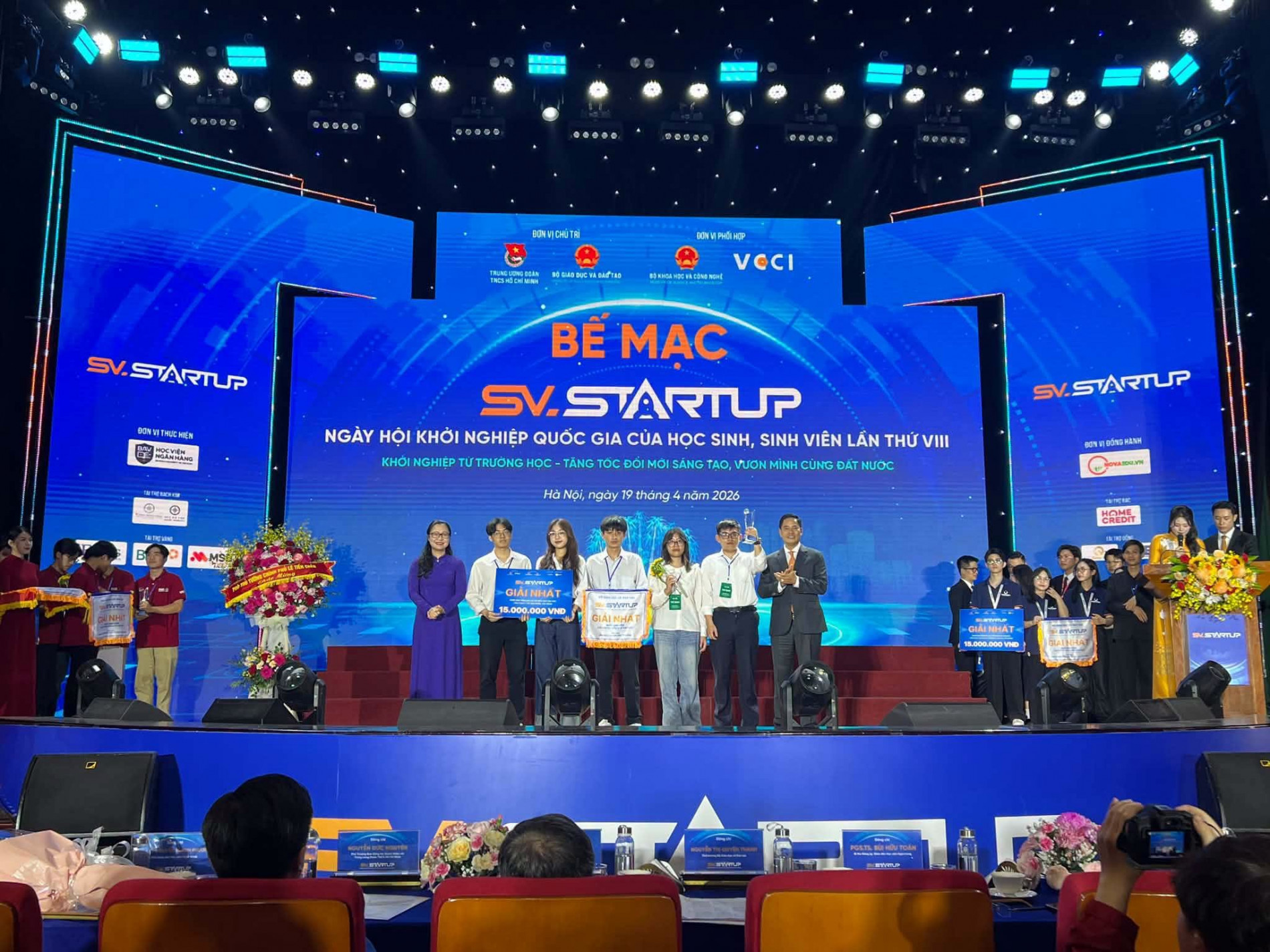 Khoảnh khắc nhận giải Quán quân của BioTrackers tại Ngày hội Khởi nghiệp quốc gia của học sinh, sinh viên lần thứ VIII năm 2026