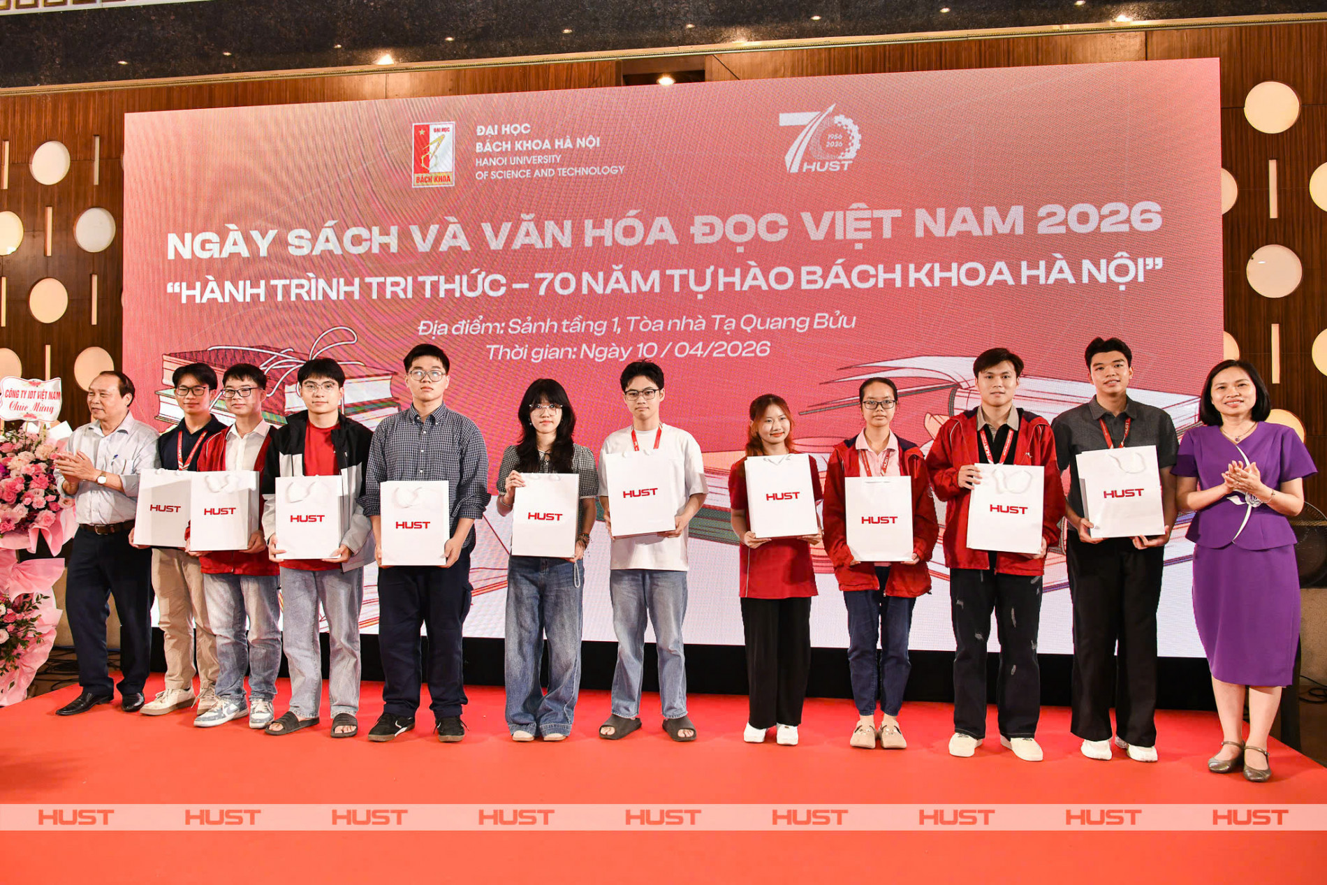 Các sinh viên được khen thưởng danh hiệu “Bạn đọc tích cực” năm 2025