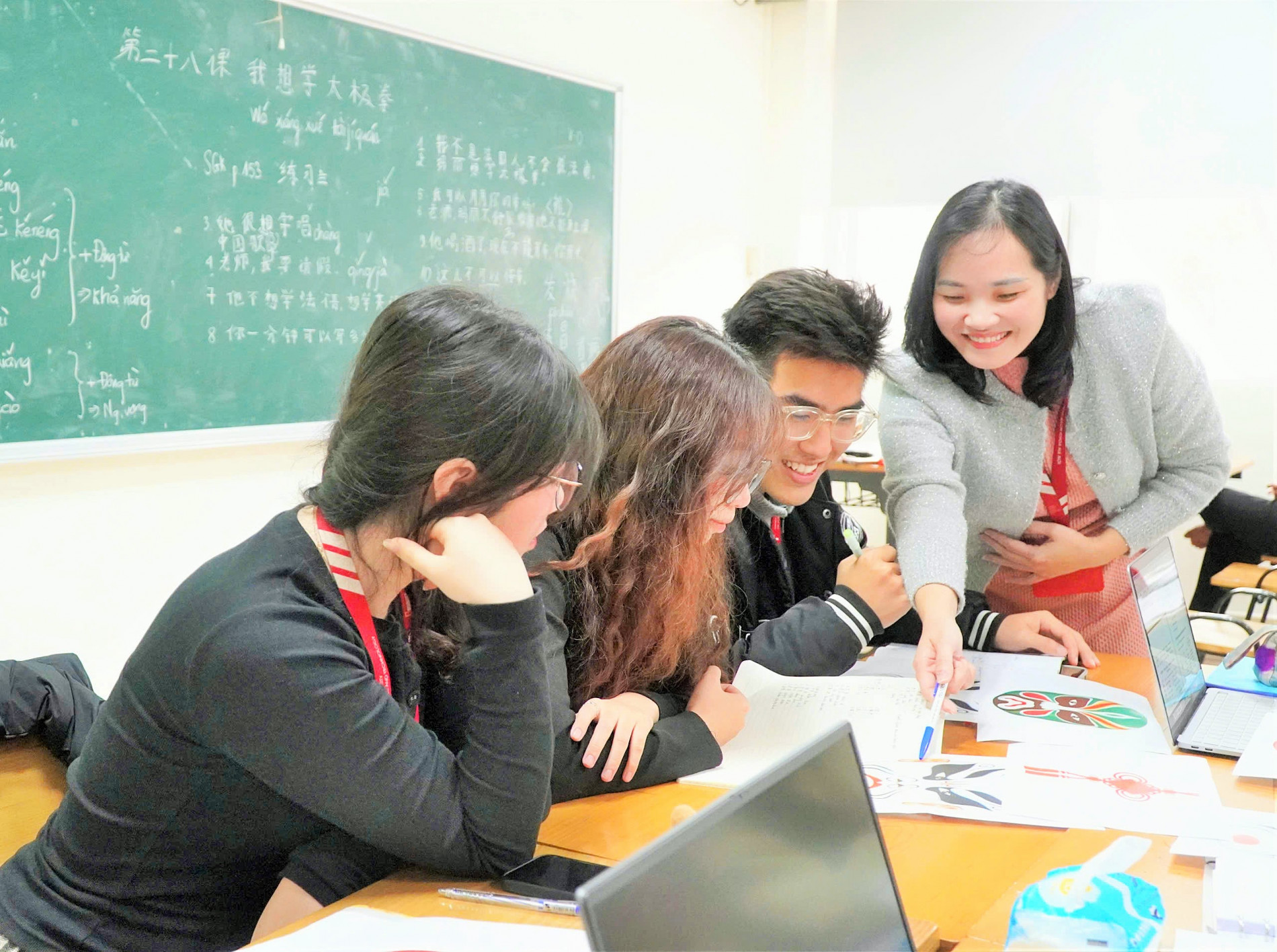 Cô trò ngành Tiếng Trung Khoa học và Công nghệ  - FL3, Khoa Ngoại ngữ, Đại học Bách khoa Hà Nội trong một giờ học