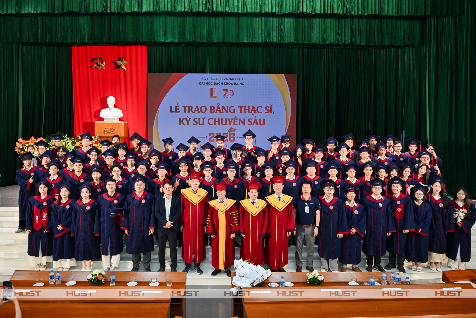 Các tân thạc sĩ, kỹ sư chuyên sâu chụp ảnh cùng lãnh đạo, giảng viên Đại học Bách khoa Hà Nội