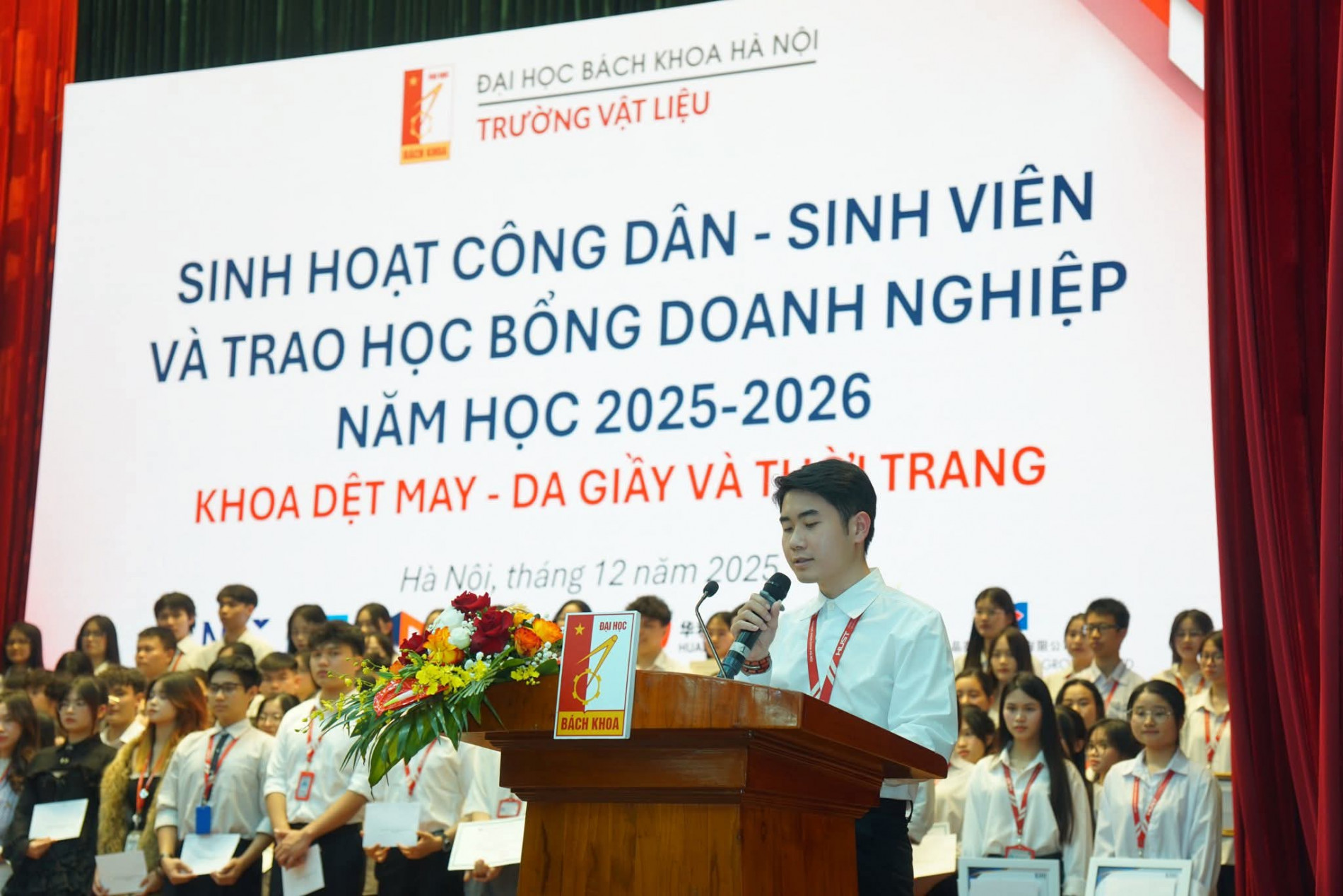 Hà Quốc Bảo - chàng trai Công nghệ Dệt May TX1 - Khoa Dệt May - Da giầy và Thời trang, Trường Vật liệu, Đại học Bách khoa Hà Nội - phát biểu tại Buổi sinh hoạt công dân - sinh viên và trao học bổng doanh nghiệp năm học 2025 - 2026 (12/2025)