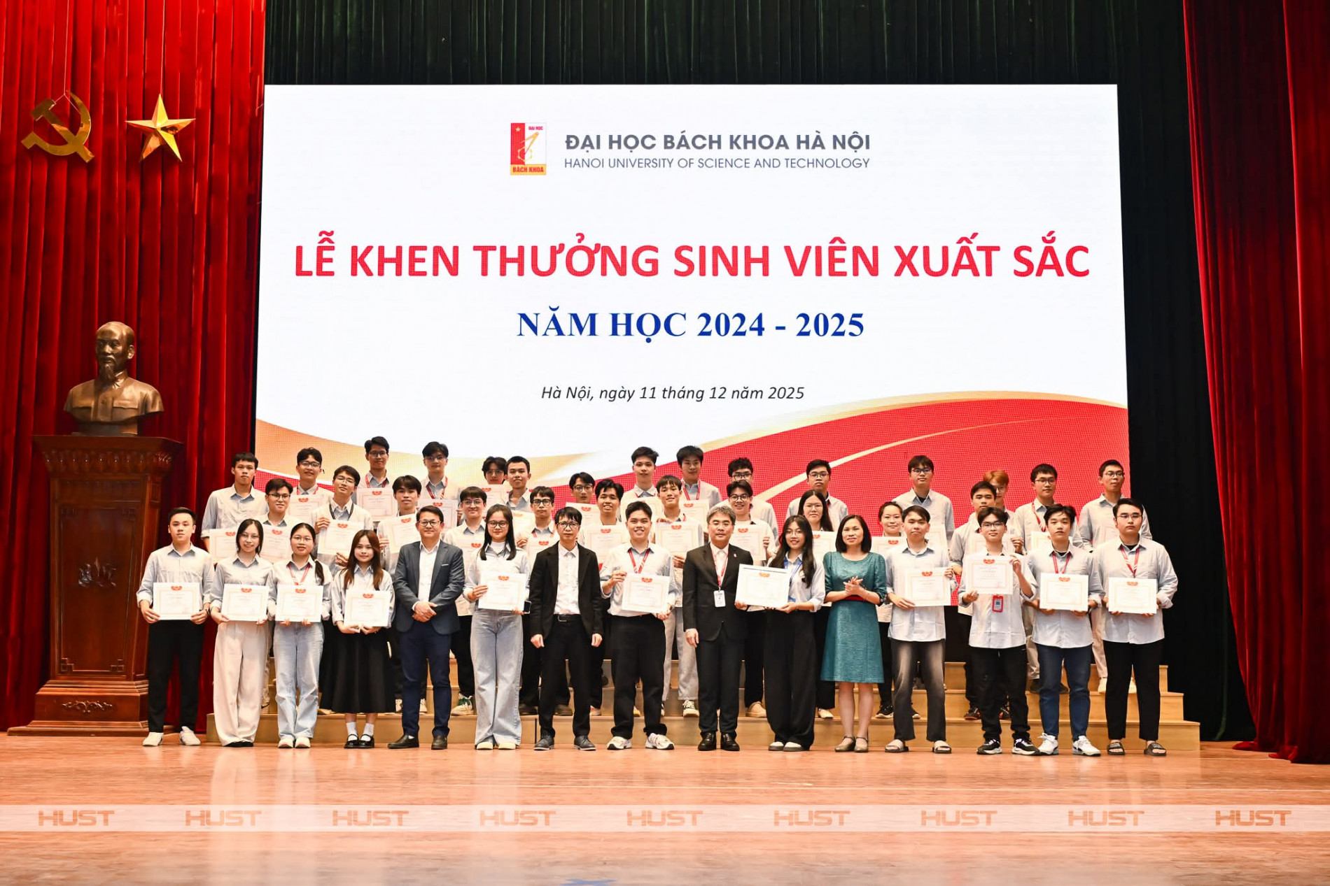 Lễ khen thưởng sinh viên xuất sắc năm học 2024 2025