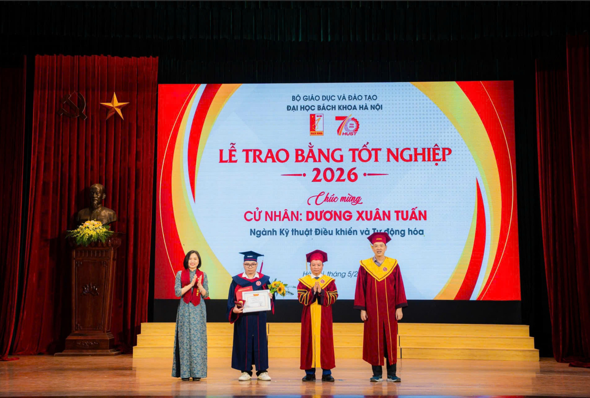 Dương Xuân Tuấn nhận Bằng tốt nghiệp và Giấy khen từ các thầy, cô giáo lãnh đạo Đại học Bách khoa Hà Nội