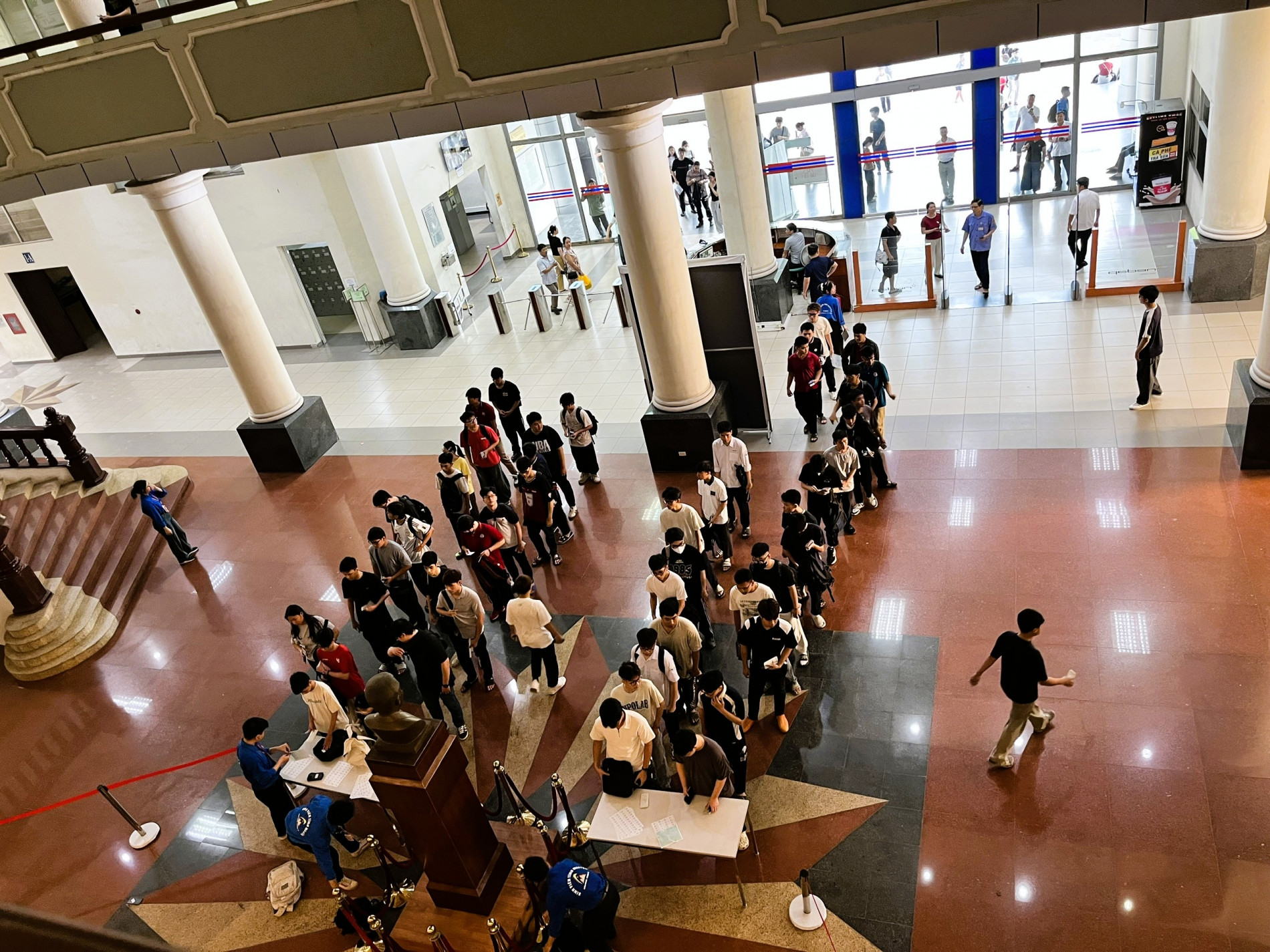 Các thí sinh xếp hàng gửi đồ cá nhân tại điểm thi Thư viện Tạ Quang Bửu, Đại học Bách khoa Hà Nội