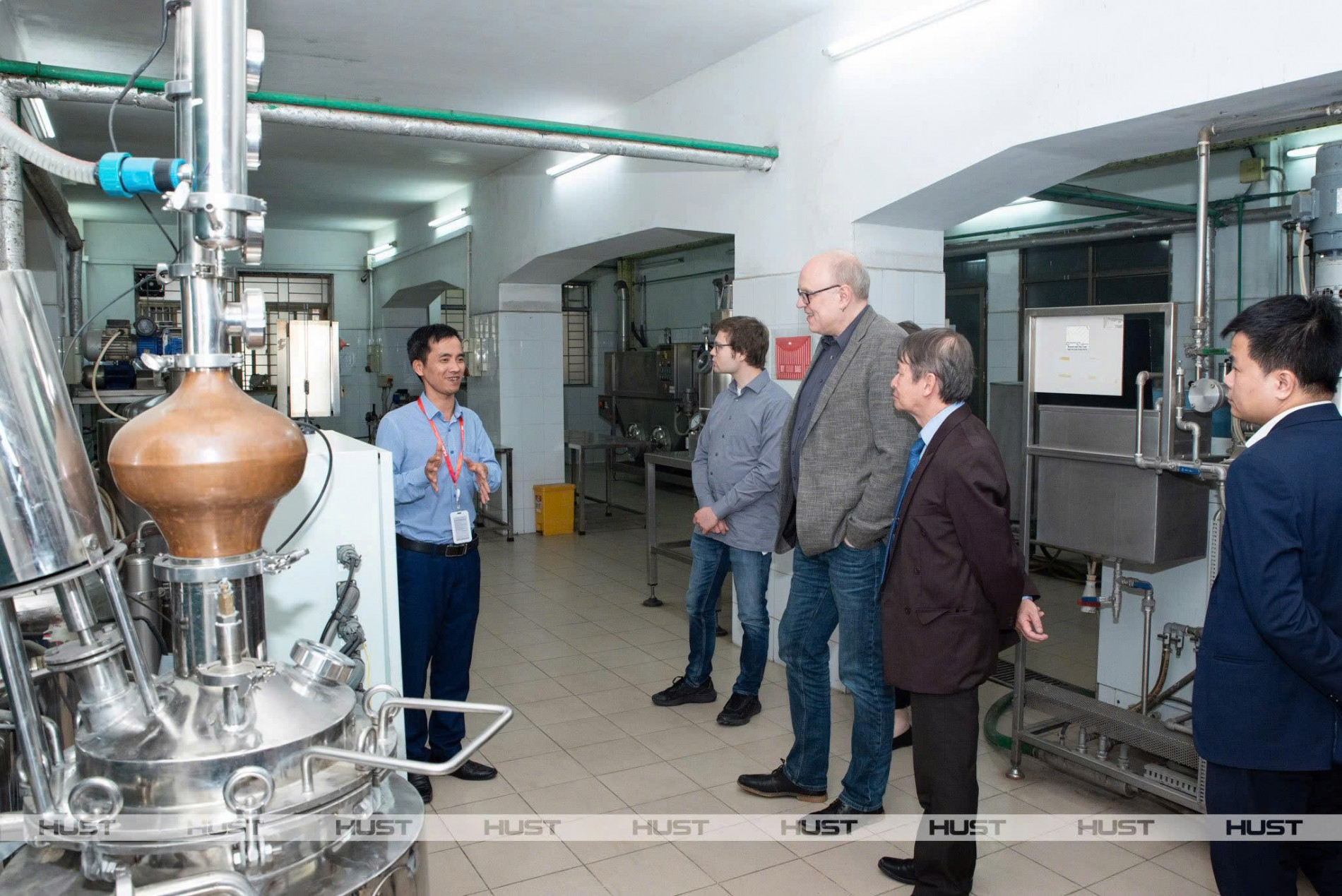 Đoàn chuyên gia AQAS khảo sát cơ sở vật chất CTTT Kỹ thuật Thực phẩm tại Trung tâm Nghiên cứu và Phát triển sản phẩm thực phẩm (Toà nhà B4, ĐHBK Hà Nội)