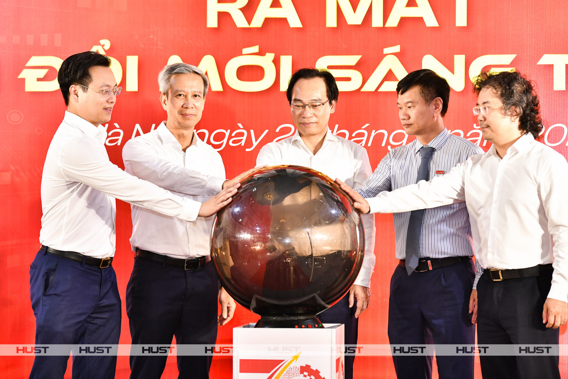 Bộ trưởng Bộ GD-ĐT Hoàng Minh Sơn cùng các đại biểu thực hiện nghi thức ra mắt không gian Đổi mới sáng tạo liên ngành ngày 27/6
