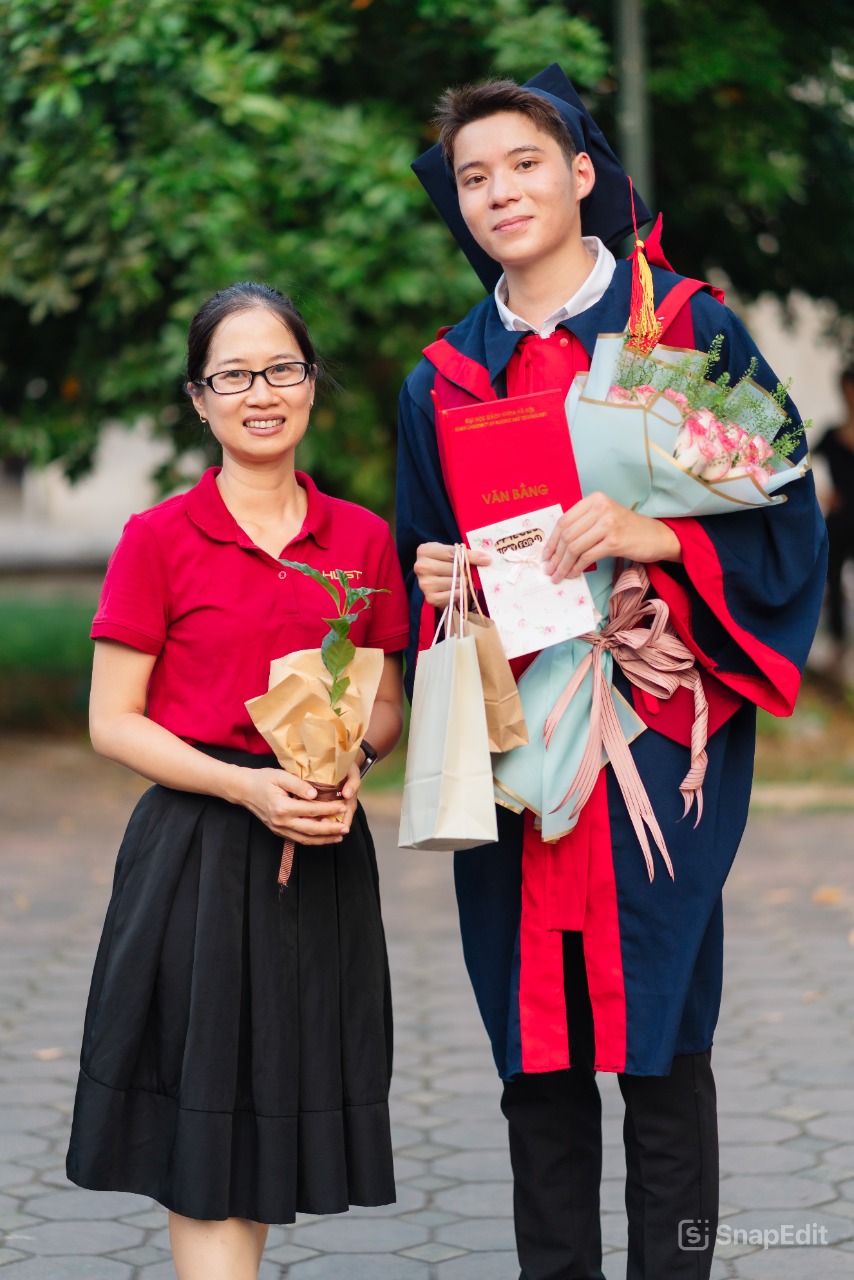 Đức Anh (bên phải) và GVHD TS Nguyễn Thanh Hòa (bên trái)