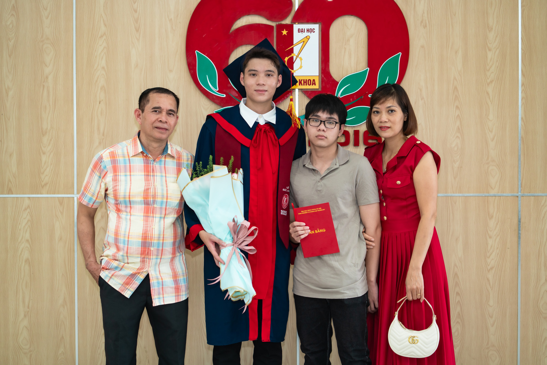 Đức Anh (thứ 2 từ trái sang) và gia đình
